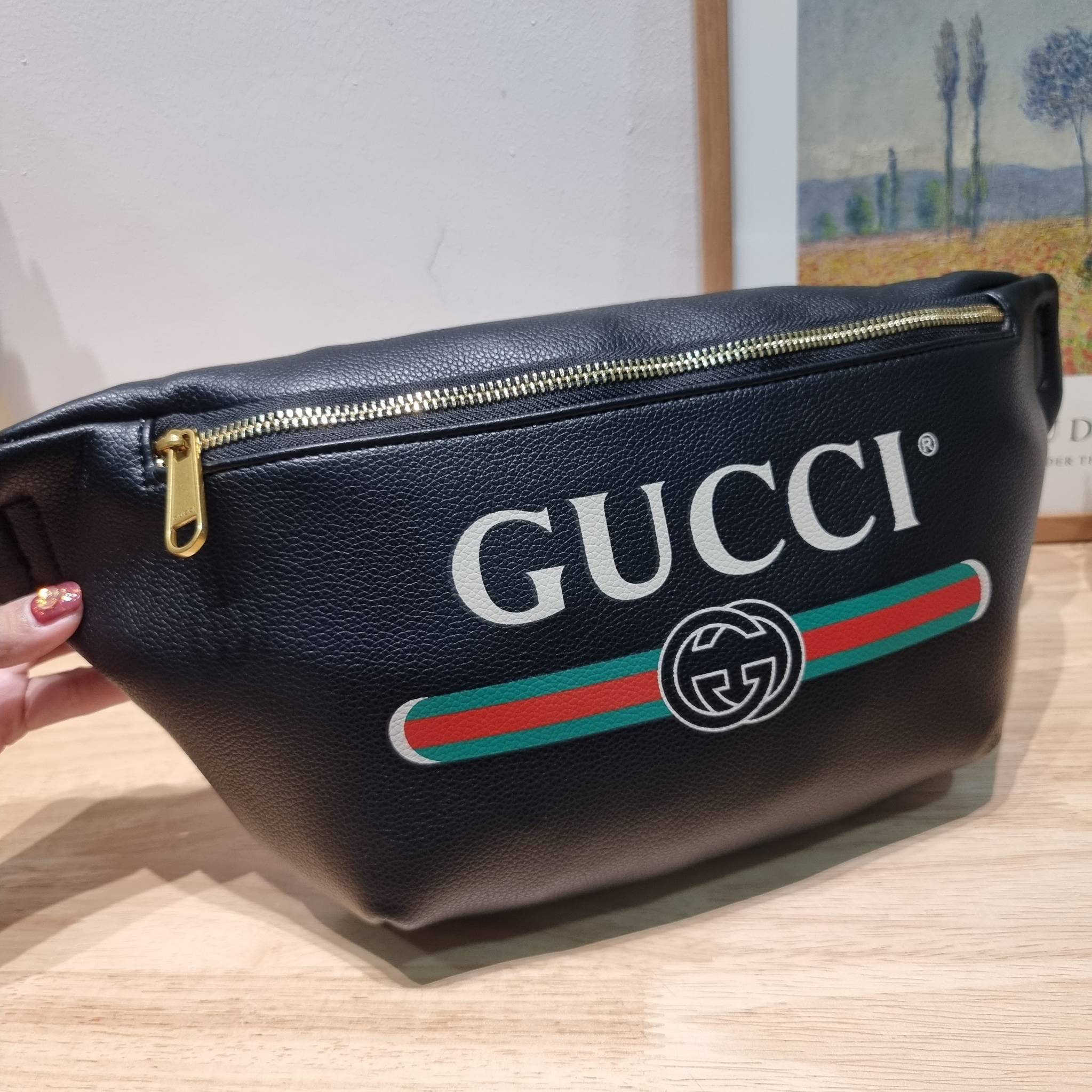 GUCCI Print Logo Belt Bag / GG LEATHER BELT BAG ไอเท็มยอดฮิต ขึ้นแท่น best seller กับกระเป๋าคาดอก ไซส์ใหญ่จุได้คุ้มค่า รูปทรงคลาสสิค พกพาง่าย ดีไซน์ลวดลายเอกลักษณ์ที่เป็นกิมมิค สายสะพายปรับได้ตามชอบ