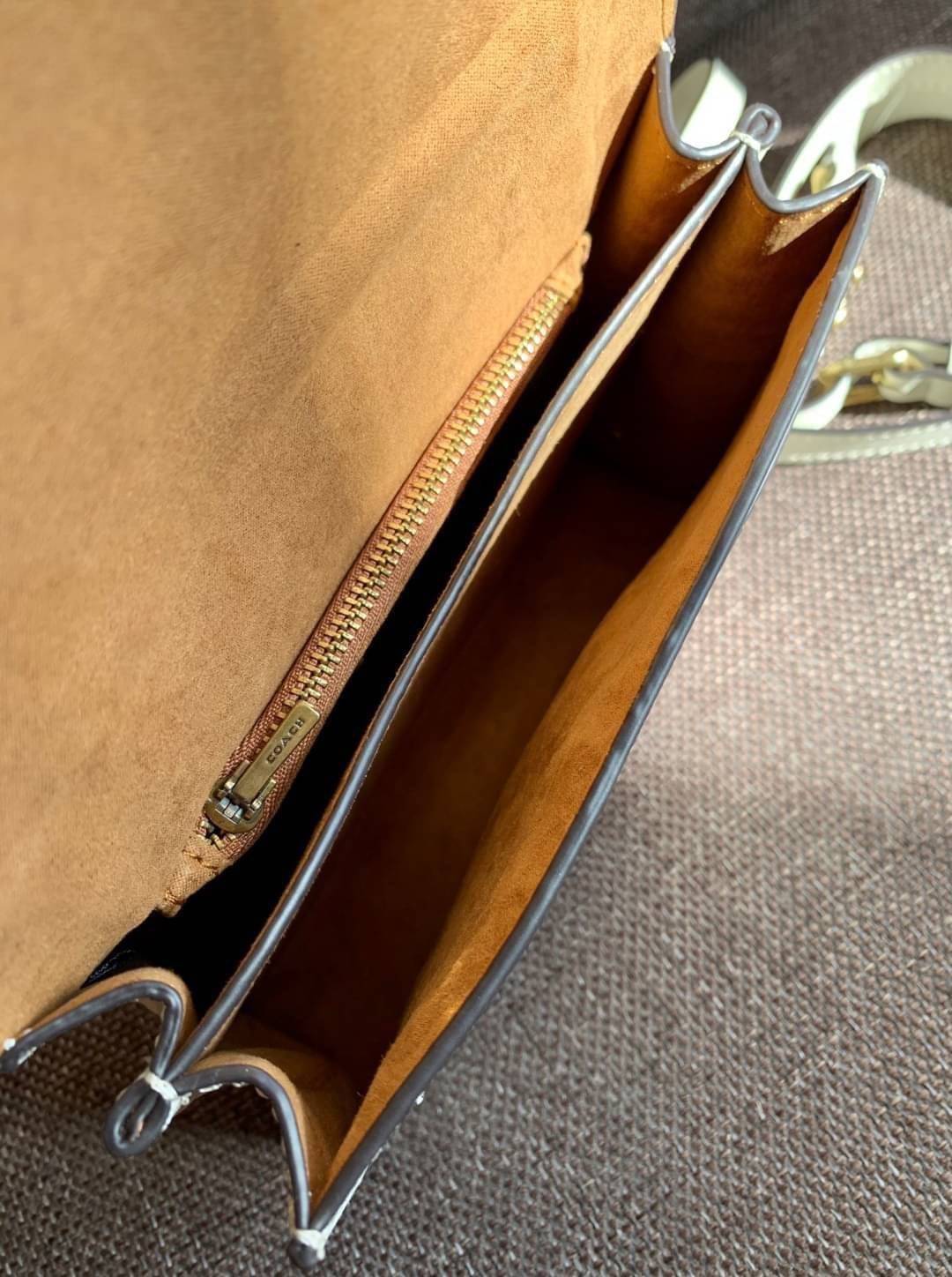 COACH TABBY TOP HANDLE 20 พร้อมส่งที่ไทยค่ะ! กระเป๋าหิ้ว//สะพายข้างได้ หนังแท้อย่างดี กหนึ่งใบทำหนังสองลายได้อย่างสวยงาม พร้อมโลโก้รุ่นใหม่ล่าสุดดูดีมากๆค่ะ เปิดปิดกระเป๋าแบบกดล็อค ภายในมีช่องหลักสองช่อง ใส่มือถือได้ทุกรุ่น;กระเป๋าเงินใบกลางได้;ของจำเป็นจ