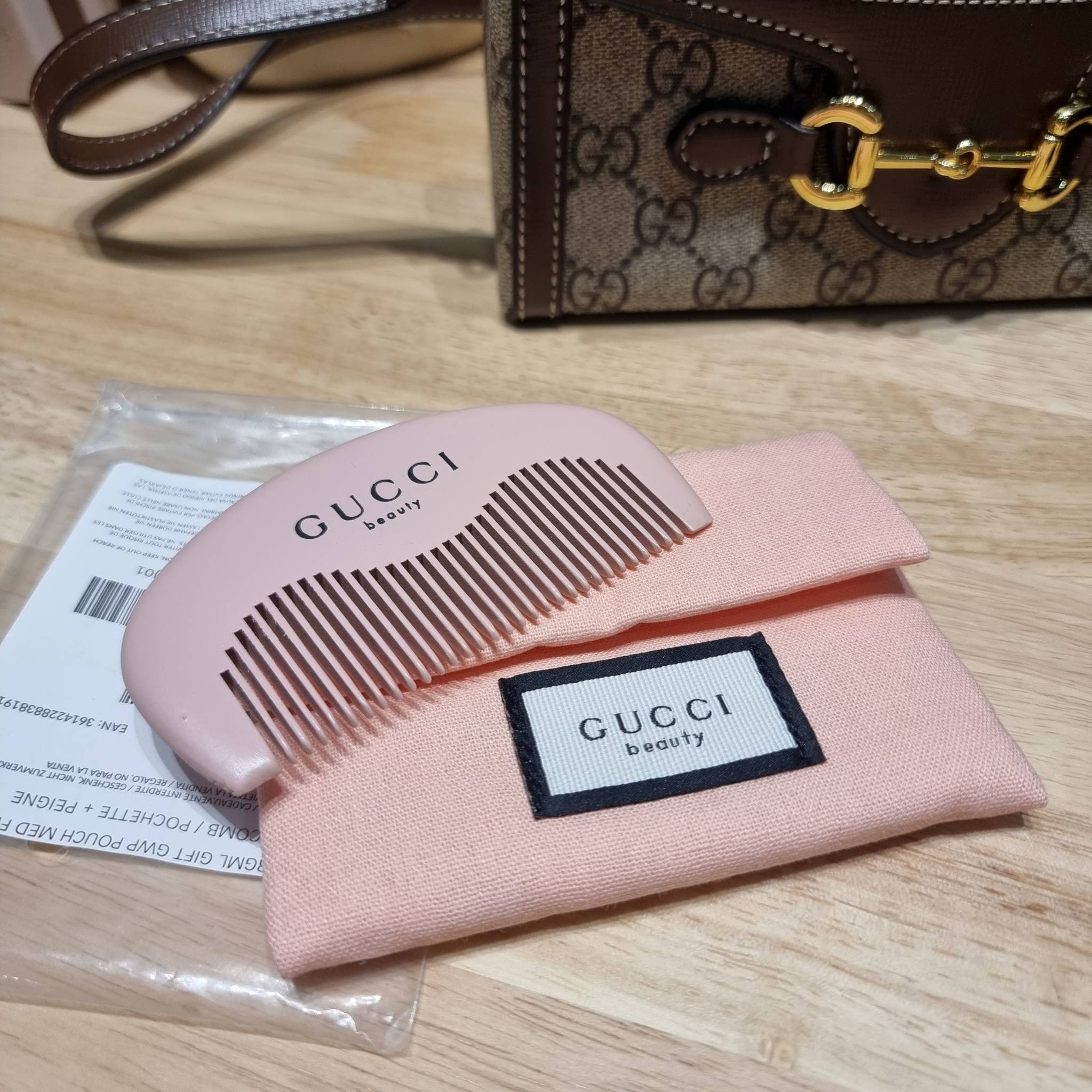 Set 3 ชิ้น Gucci Horsebit 1955 mini bag / Gucci Phone Bag box set ชวนสะสม ใครมองหาของขวัญอยู่ เซ็ทนี้จัดว่าเลิศมาก! กับการจับเอารุ่นยอดฮิต มามิกซ์รวมกับไอเท็มสุดคุ้มของมันต้องมี!! จัดเรียงให้อยู่ในกล่อง box set ลิมิเต็ด ที่มีทั้งแว่นตา gentle monster แบรน