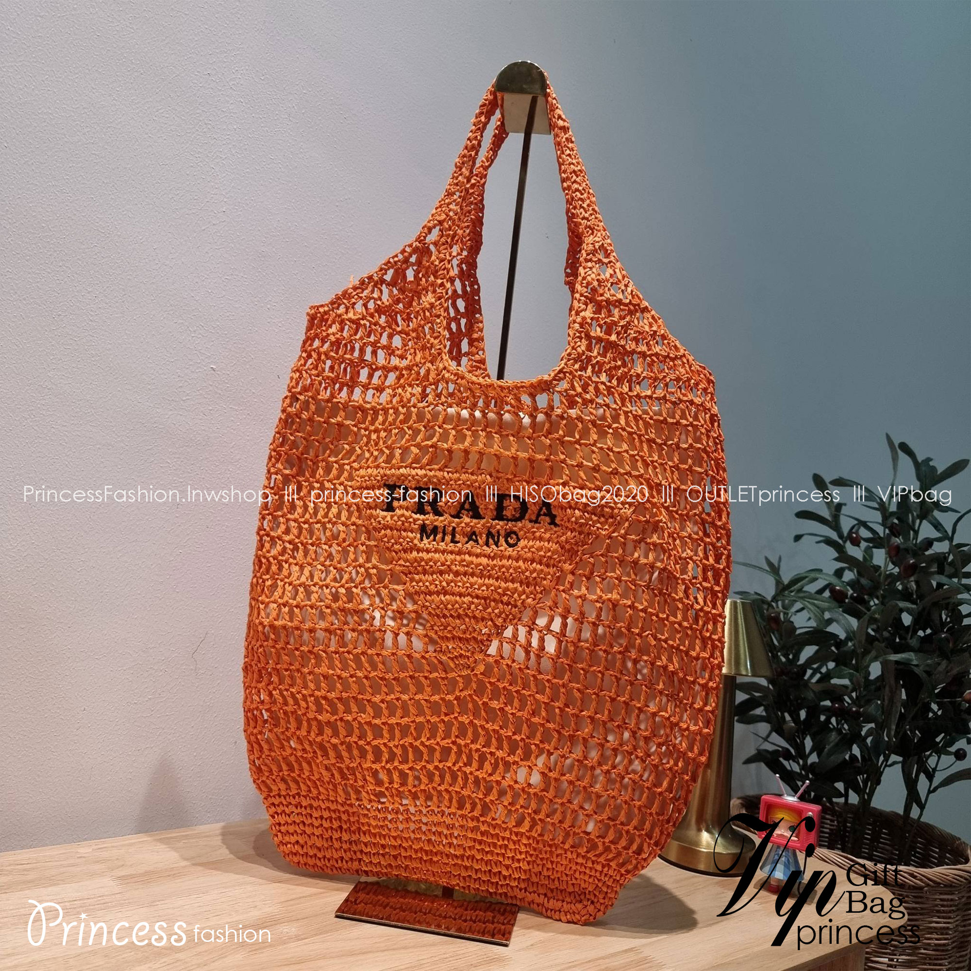 PRADA RAFFIA TOTE BAG สวยไม่ซ้ำใคร สไตล์บีช เหมาะมากกับการสะพายไปเที่ยวทะเล หรือจะใช้ในวันสบายๆก็ตอบโจทย์ กับกระเป๋าสะพายสานใบใหญ่ ตัวกระเป๋าเป็นวัสดุสังเคราห์จากธรรมชาติ