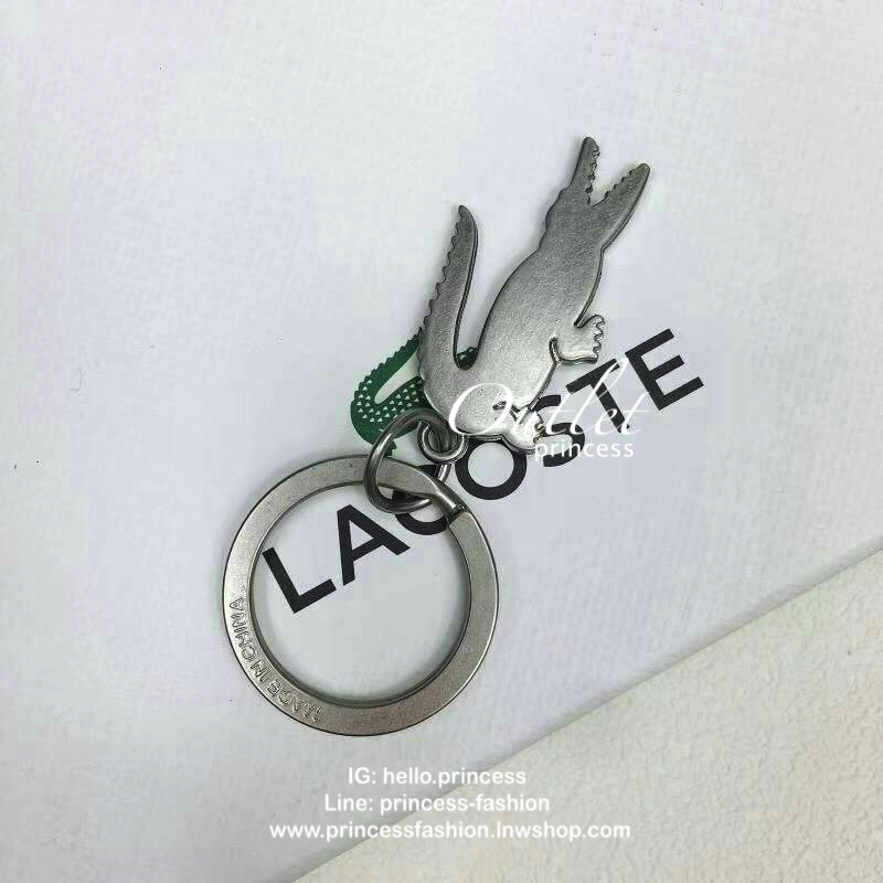 LACOSTE MEN'S Black Wallet And Key Ring Set ในเซตประกอบด้วยกระเป๋าสตางค์แบบพับ2ตอนสำหรับผู้ชาย มีช่องใส่บัตร ใส่ธนบัตรและช่องใส่เหรียญแยกเป็นสัดส่วน มาพร้อมพวงกุญแจโลหะจระเข้สัญลักษณ์แบรนด์ น่าใช้มากๆนะคะ