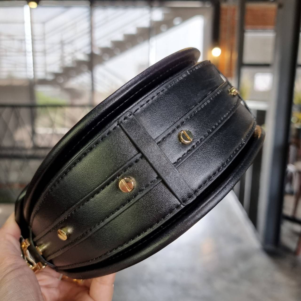 M.C.M MINI PATRICIA SHOULDER BAG IN VISETOS LEATHER BLOCK อัพเลเวลกระเป๋าของคุณด้วยไอเท็มนี้ไปเลยจ้า กระเป๋าสะพายทรง saddle ที่เก๋ไม่ซ้ำใคร ดีไซน์ขอบสีดำเพิ่มความยูนิค สวยสะดุดตา วัสดุหนังแคนวาสคุณภาพดี มาพร้อมสายสะพายหนังสีดำเรียบ และหูจับในตัว ทำให้ใช้ง