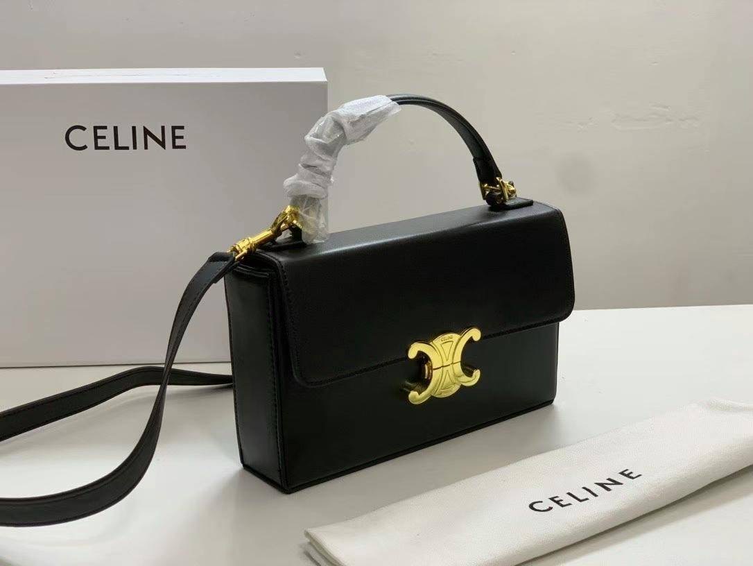 ORIGINAL🥂 Celine Triomphe shoulder handbag Bag / Celine box triomphe in Natural Calfskin Tan กระเป๋าสะพายเรียบหรูและดูทันสมัยใบนี้ออกมา ให้คุณเลือกสะพายในชีวิตประจำวันเข้ากับการแต่งตัวสบาย ๆ