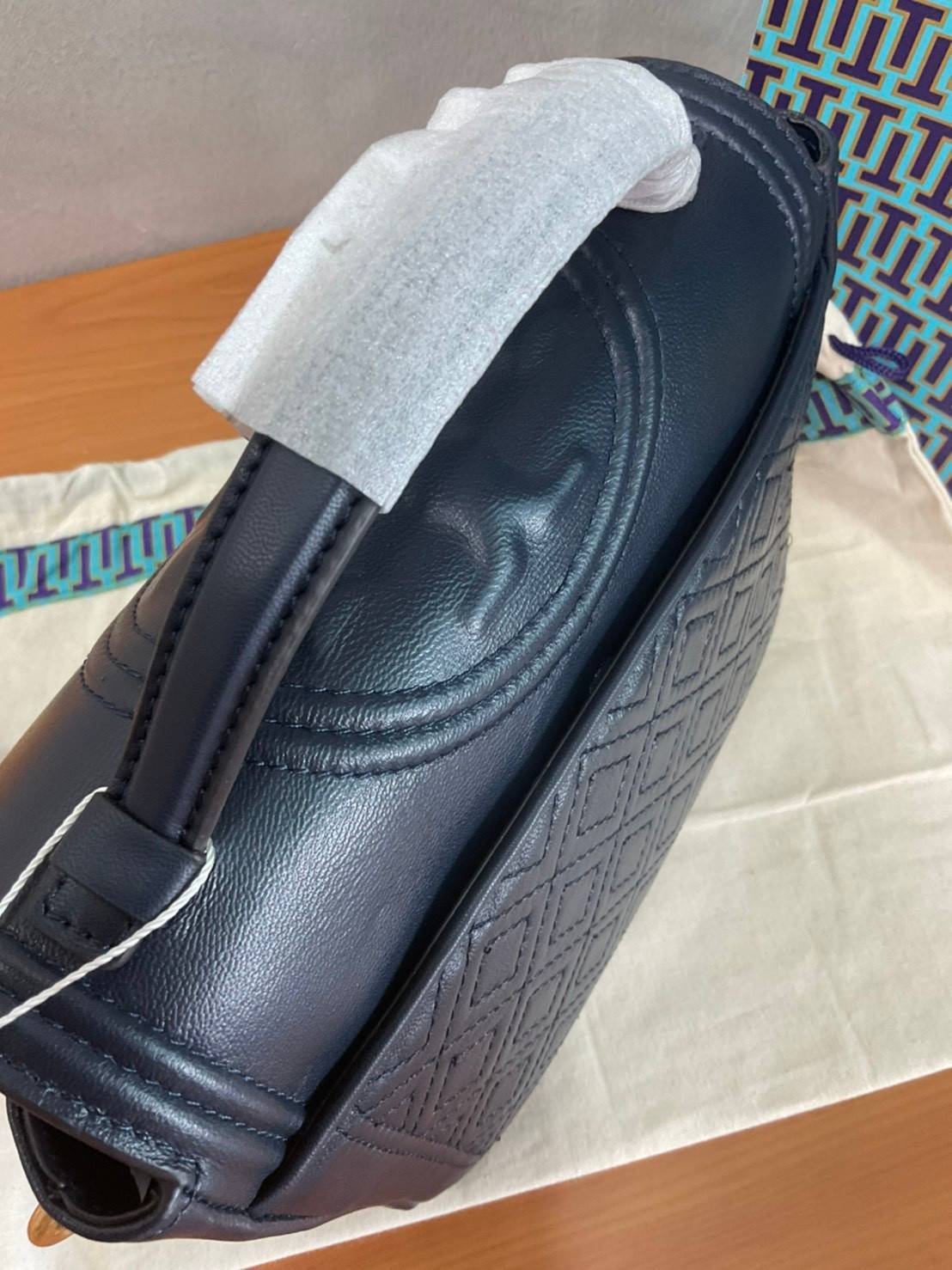 Tory Burch Fleming Satchel Bag รุ่น 45147 สี Royal Navy กระเป๋าสะพาย Crossbody ทรงสวย ดีไซน์เก๋ สุดคลาสสิค เพิ่มดีเทลโลโก้แบรนด์บนฝากระเป๋าอัพลุคให้ดูเท่ห์ และ พู่หนังถอดได้ วัสดุหนังแท้ สัมผัสนุ่มมือ หนังสวย น้ำหนักเบา ตั้งอยู่ทรง เปิดปิดด้วยกระดุมแม่เหล