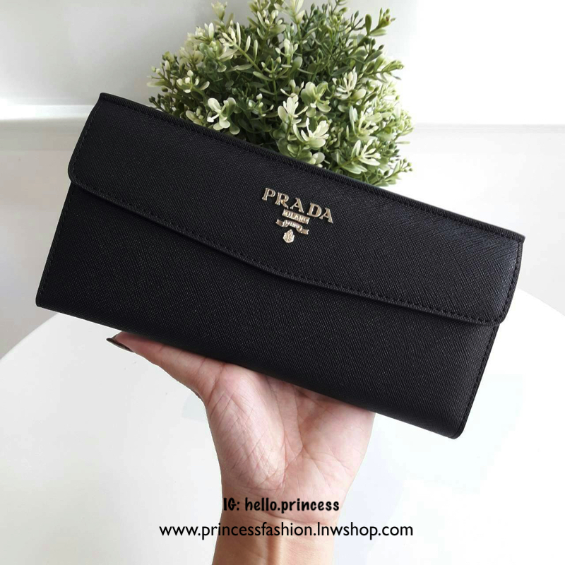 Best Seller~~ กระเป๋าสตางค์ยาว **ทรงหรู จากงานพรีเมี่ยมกิ้ฟ จากเคาเตอร์ต่างประเทศ จากแบรนด์ PRADA ลายหนัง saffiano ของแท้ 100% มีช่องใส่บัตร ถึง 12 ช่อง และช่องซิปใส่ของจุกจิกได้ น้ำหนักเบา จับถนัดมือ ขนาดกำลังดีคะ ถือแล้วดูดี อะไหล่ทองสุดหรู **ใช้แล้วสวย