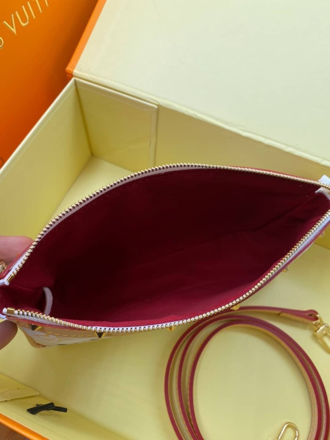 หนังแท้ LOUIS VUITTON POCHETTE TAKASHI MURAKAMI X LOUIS VUITTON WHITE MONOGRAM MULTICOLORE น้องน่ารักน่าใช้มากๆ กระเป๋าหิ้ว//คล้องไหล่//สะพายข้าง//หรือถือแบบคลัท ชิลๆได้เลยค่า หนังแกะแท้นิ่มสวย เปิดปิดกระเป๋าแบบซิป ภายในสามารถใส่กระเป๋าเงินใบกลางได้; มือถ