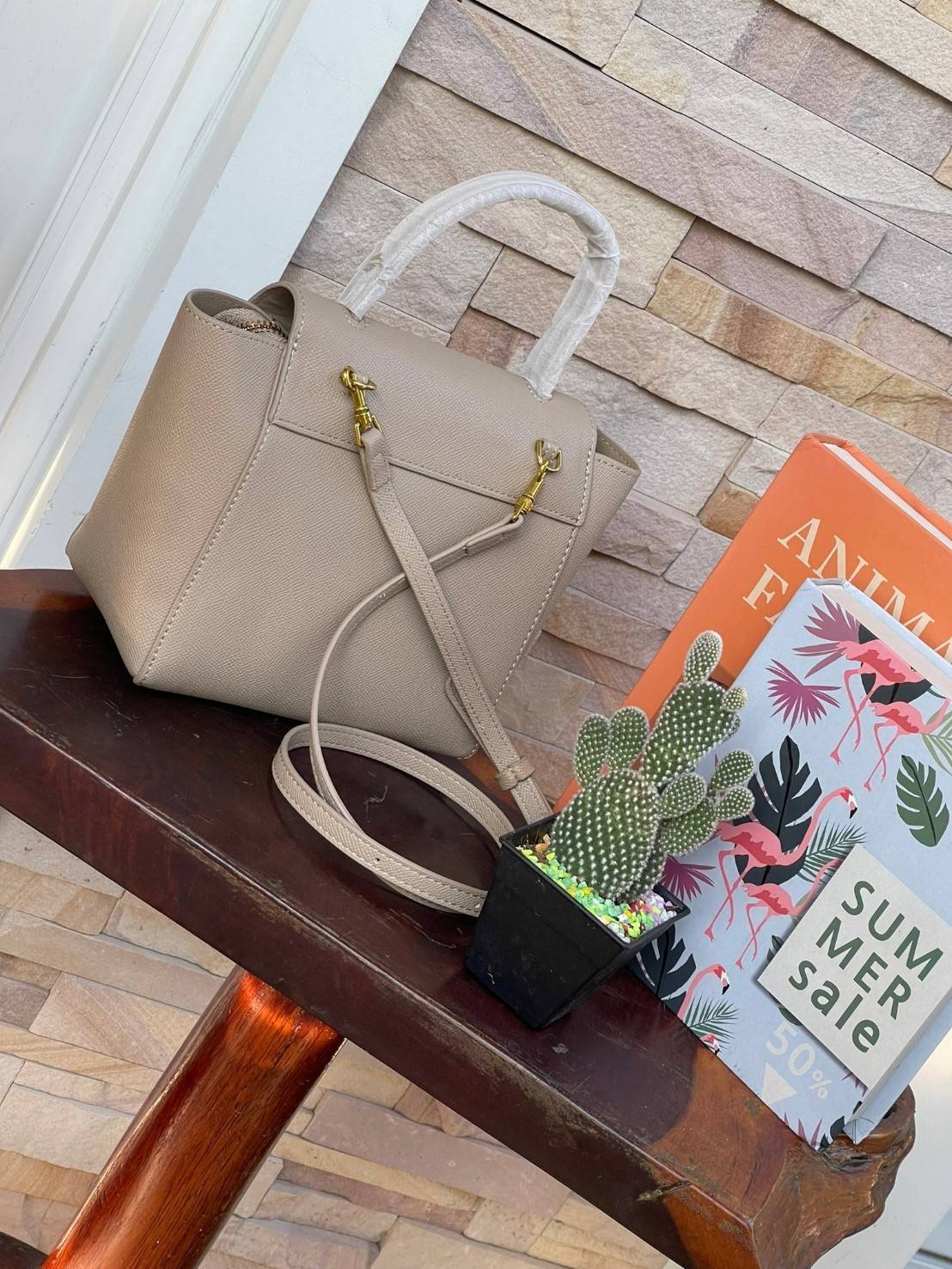 Celine NANO BELT BAG กระเป๋ารุ่น Belt Bag จาก CELINE เป็นกระเป๋าถือที่มีสไตล์มินิมอล และดูเรียบง่าย แต่หรูหรา ครองใจสาวก CELINE ได้เป็นอย่างดี โดยรวมแล้วรูปทรงของกระเป๋าถือว่าออกแบบมาได้อย่างพอดี ไม่มากหรือน้อยจนเกินไป คือช่วยให้คุณดึงดูดสายตาของผู้คนให้ม