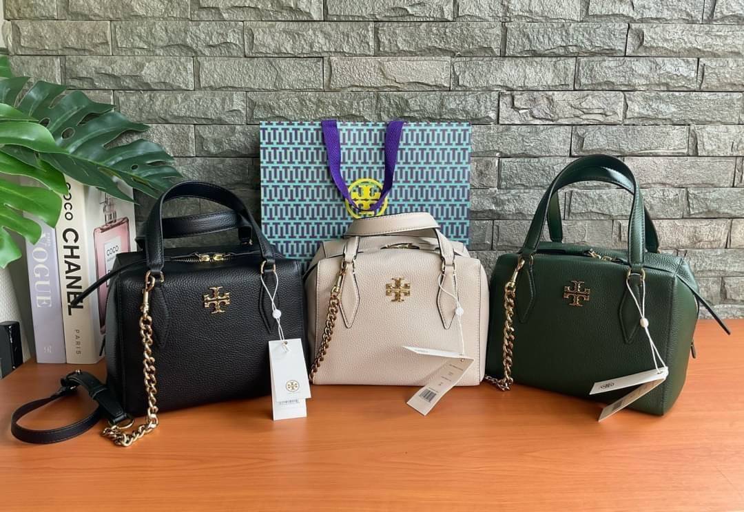 TORY BURCH KIRA PEBBLED SATCHEL BAG รุ่น 74650 กระเป๋าสะพาย Crossbody หนัง togo อะไหล่ทอง ทรงสวยสุดฮิต เป็นรูปทรงใหม่ มาแรงที่สุดในตอนนี้!! สัมผัสนุ่มมือ ตั้งอยู่ทรง ออกแบบเก๋ไก๋ สามารถปรับใช้ได้ 2 แบบ ไม่เหมือนใคร เปิดปิดด้วยซิป ภายในบุผ้าอย่างดี ช่องหลั