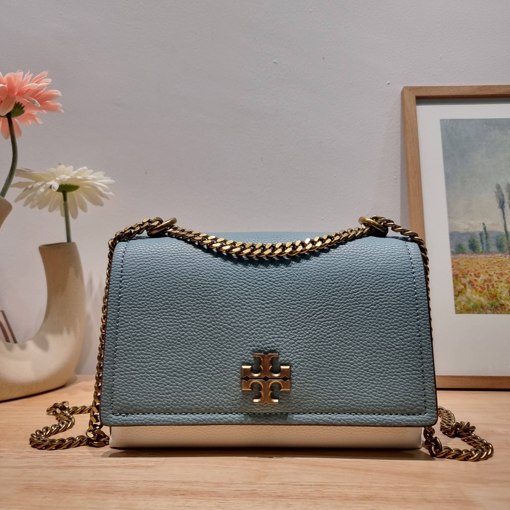 TORY BURCH LIMITED-EDITION SHOULDER BAG รุ่นลิมิเต็ด กับกระเป๋าสะพายไหล่ทรงผู้ดี ที่ผลิตมาในจำนวนจำกัด โดดเด่นด้วยอะไหล่ทองคลาสสิคหรูหรา