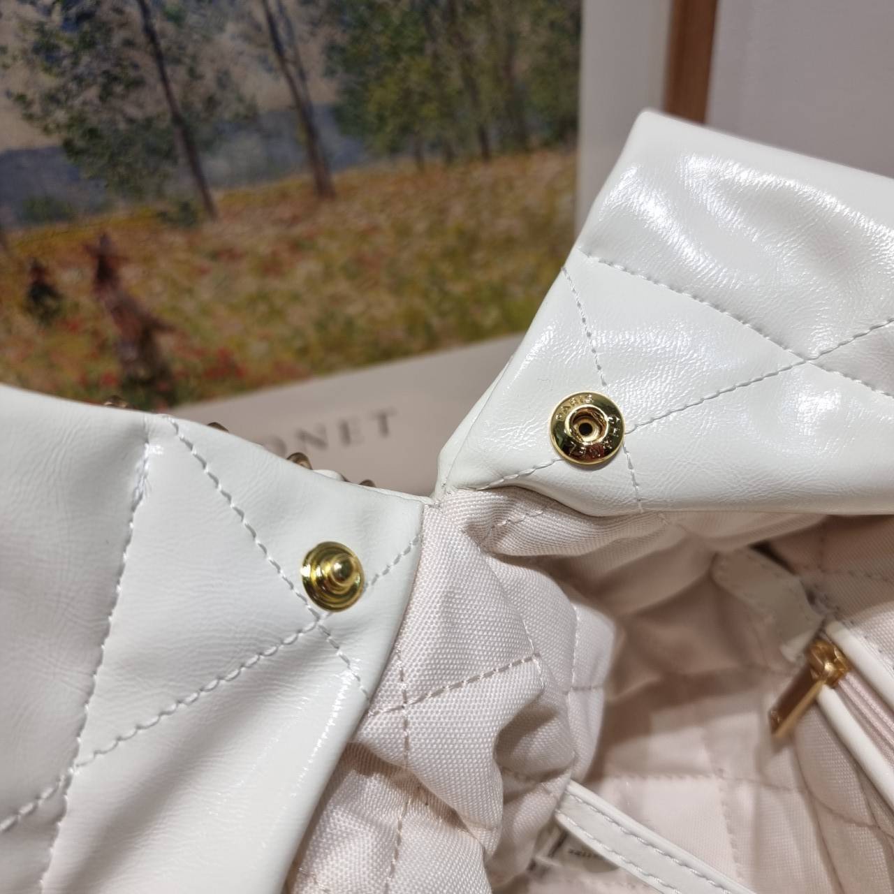 Chanel 22 horizontal bag แรงเกินต้านที่สุดกับไอเท็มนี้ ที่สาวๆหรือใครๆก็ต้องมี มาในไซส์ใหญ่ รูปทรงใช้ง่ายขึ้น แต่ยังจุได้หนักๆเหมือนเดิม ดูหรูหรา เกินเรื่องที่สุด