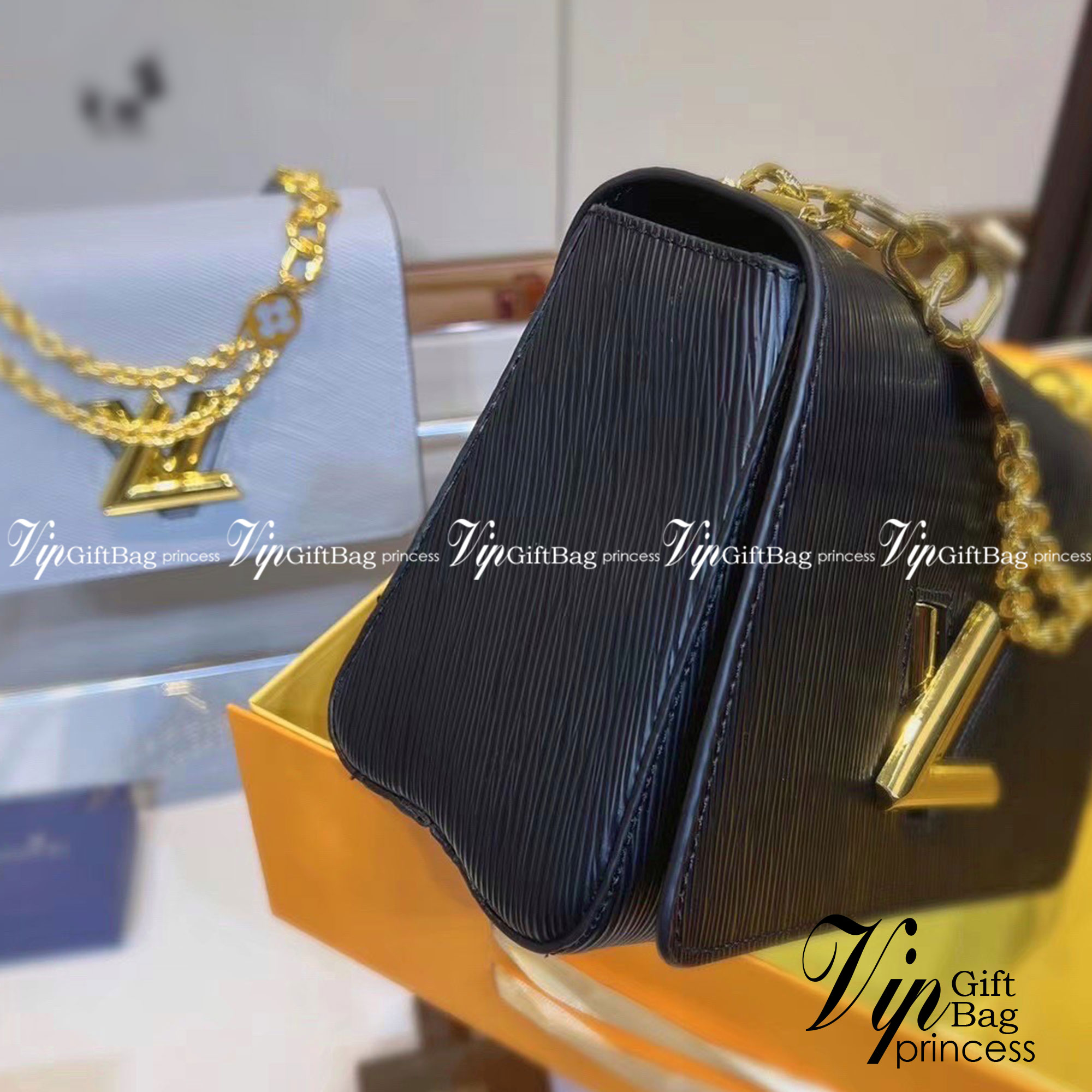 LOUIS VUITTON Twist MM Epi Leather Handbags / LV Twist MM หนัง Epi ลายเกรน ตัวล็อก LV Twist สีทองไอคอนิกช่วยเติมเต็มความสมบูรณ์แบบให้กับกระเป๋าได้อย่างลงตัว เหมาะสำหรับการใช้งานเป็น everyday bag หรือถือออกงานก็สวยเลยค่ะ