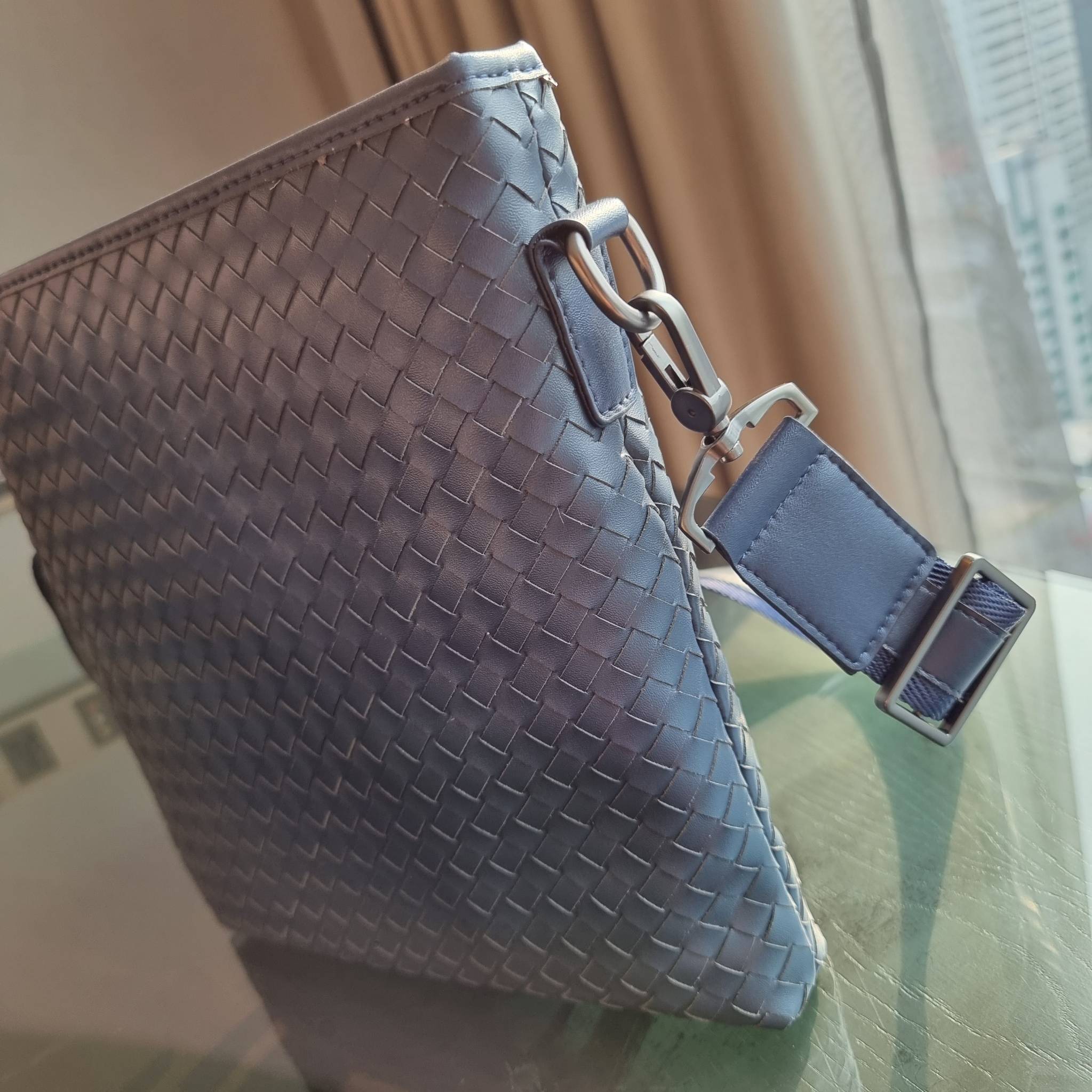 VIP 】อีกหนึ่งไอเท็มเด็ดที่หนุ่มๆรอคอย กระเป๋าสะพายข้างทรงแมสเซนเจอร์ B.ottega venata vip bag ดีไซน์คลาสสิคเอกลักษณ์ ลายสานเรียบหรู ดูแพง ทรงผู้ดี หล่อไปอีก อัพลุคไปอีก วัสดุหนังวัวเต็มใบ เปิด-ปิดด้วยซิป ภายในโล่งกว้างใส่ของได้ครบถ้วนสิ่งสำคัญ สายสะพายปรับ