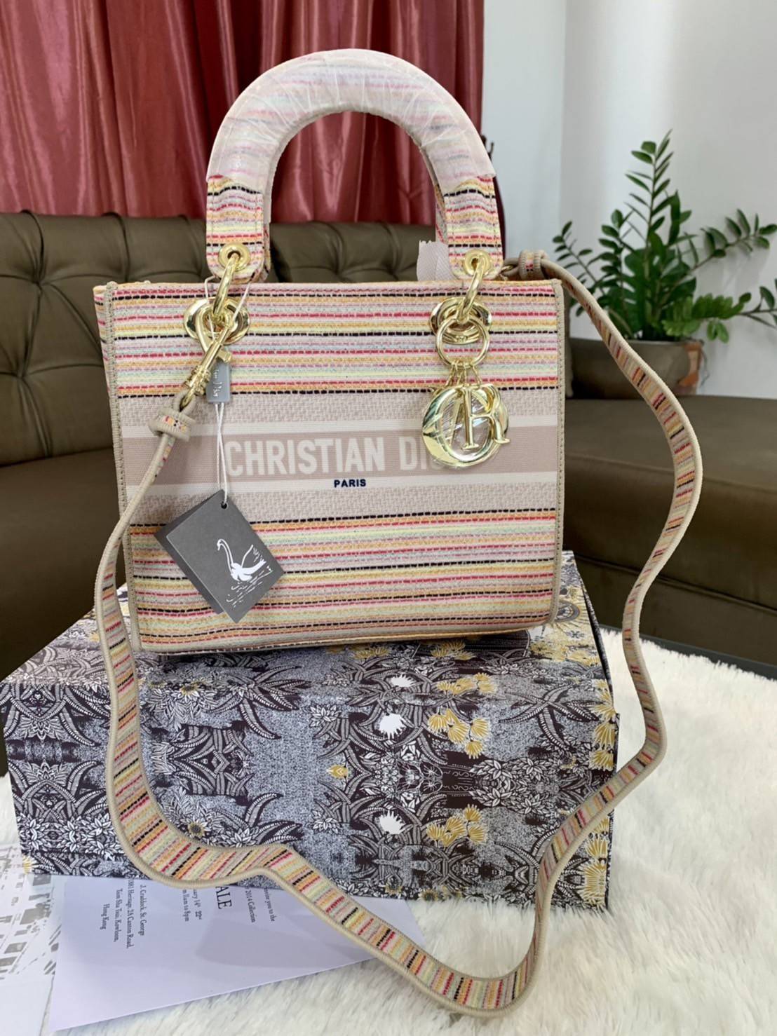 DIOR WOMEN MEDIUM LADY D-LITE BAG VIP GIFT WITH PURCHASE (GWP) พรีเมี่ยมกิ้ฟ Limited Edition จาก DIOR DUTYFREE COUNTER วัสดุหนังแท้ Calfskin หุ้มด้วยผ้า Cannage อีกชั้นและปักลวดลาย 'Dior Palm' กระเป๋า Lady D-Lite ผสมผสานความสง่างามและคลาสสิกที่เ