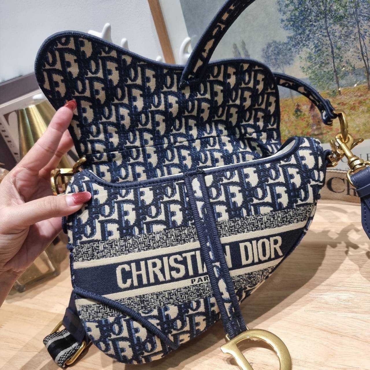 Saddle Bag Blue Dior Oblique Embroidery / CD SADDLE BAG OBLIQUE JACQUARD กระเป๋าสะพายทรงสวยไม่ซ้ำใคร กิมมิคในตัว ดูแพง ดีไซน์ย้อนยุค เรียบหรู