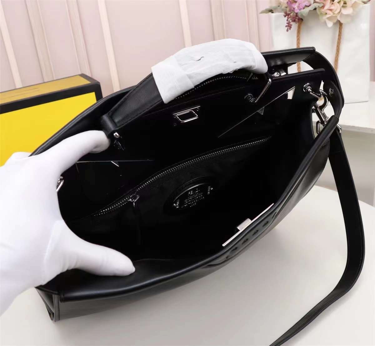 FENDI Monster Bag 36cm เกรดเทพออริจินอล กระเป๋ายอดนิยมของแบรนด์ ดีไซน์สวยเรียบหรูแฝงด้วยความเก๋ สามารถสะพายหรือถือ เหมาะสมกับวัยรุ่น สะดวกในการพกพาไม่ว่าสาว ๆ จะไปเที่ยวต่างจังหวัด ต่างประเทศหรือแม้กระทั่งทำกิจกรรมแอดเวนเจอร์ต่าง ๆ ก็ไม่ทำให้เกะกะแต่อย่าง