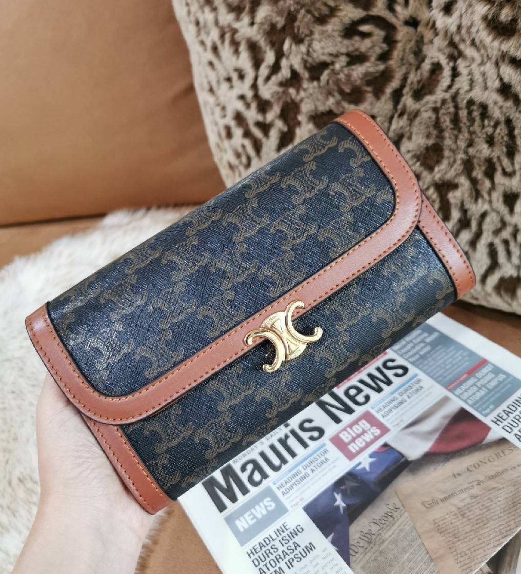 CELINE CLUTCH BAG WITH CHAIN VIP GIFT WITH PURCHASE GWP กระเป๋าพรีเมี่ยมกิ๊ฟ Limited จาก CELINE HAUTE PARFUME DUTYFREE COUNTER วัสดุ Triomphe Canvas หนังสวยอยู่ทรงเปิดปิดด้วยฝาปิดกระดุมประดับโลโก้แบรนด์สีทองด้านหน้า ภายในมีช่องแบ่งหลายช่อง มีช่องใส่บัตรหล