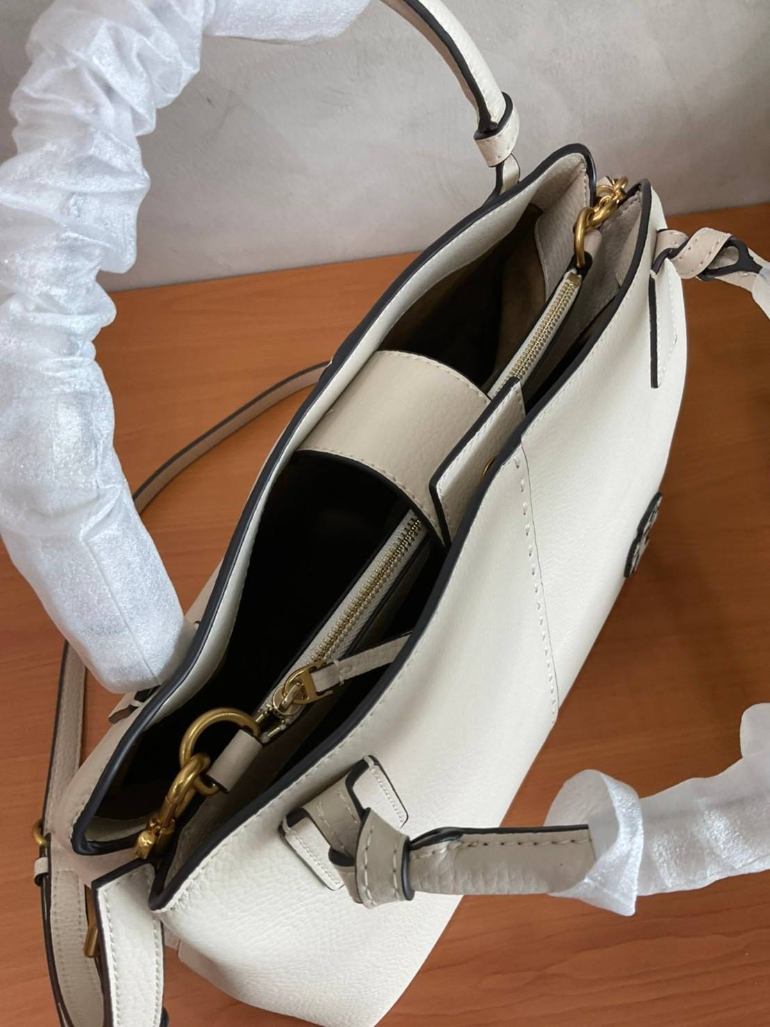 TORY BURCH Mcgraw Satchel Tote Bag (Size L) กระเป๋าถือ/สะพาย Crossbody วัสดุหนังลูกวัวแท้ 100% ด้านหน้าประดับโลโก้หนัง ตัดเป็นรูปตัว T สัญลักษณ์แบรนด์ ตัวกระเป๋าเดินด้ายเล่นลายเพิ่มลูกเล่น เพื่อความเก๋!!