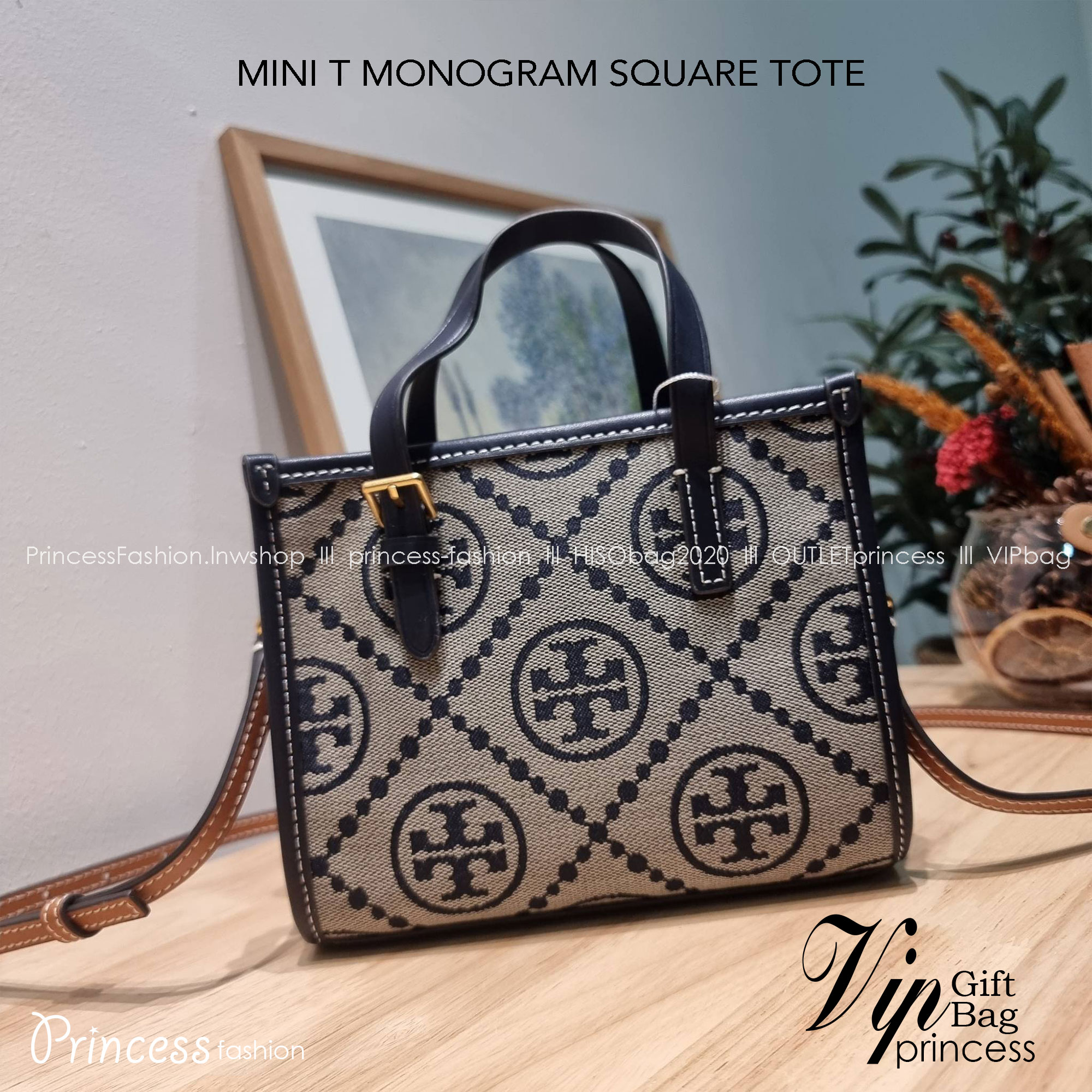 TORY BURCH MINI T MONOGRAM SQUARE TOTE รุ่นใหม่ล่าสุด คิ้วท์กว่าใคร! กับไอเท็มโมโนแกรมสุดฮิต กระเป๋าทรงโท้ทไซส์มินิ น่ารักน่าใช้มากๆ ให้คุณได้เพลิดเพลิน และคล่องตัวมากๆ