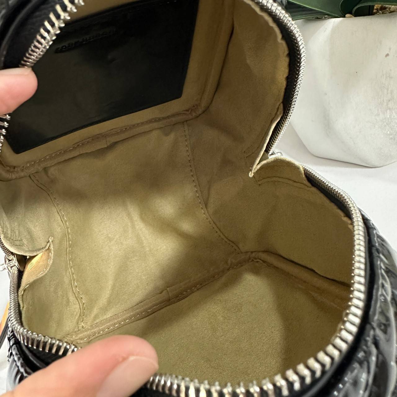 Tory Burch T Monogram Embroidered Patent Cube คอลเลคชั่นใหม่ รุ่นลิมิเต็ดรูปทรงใหม่ T Monogram สุดcube วัสดุหนังแท้ เปิด-ปิดด้วยซิป ภายในกว้าง มีช่องแยก 1 ช่อง สามารถใส่โทรศัพท์มือถือได้ทุกรุ่น สามารถถือหิ้วหรือสะพายได้ สายสามารถถอดและปรับระดับได้คะ