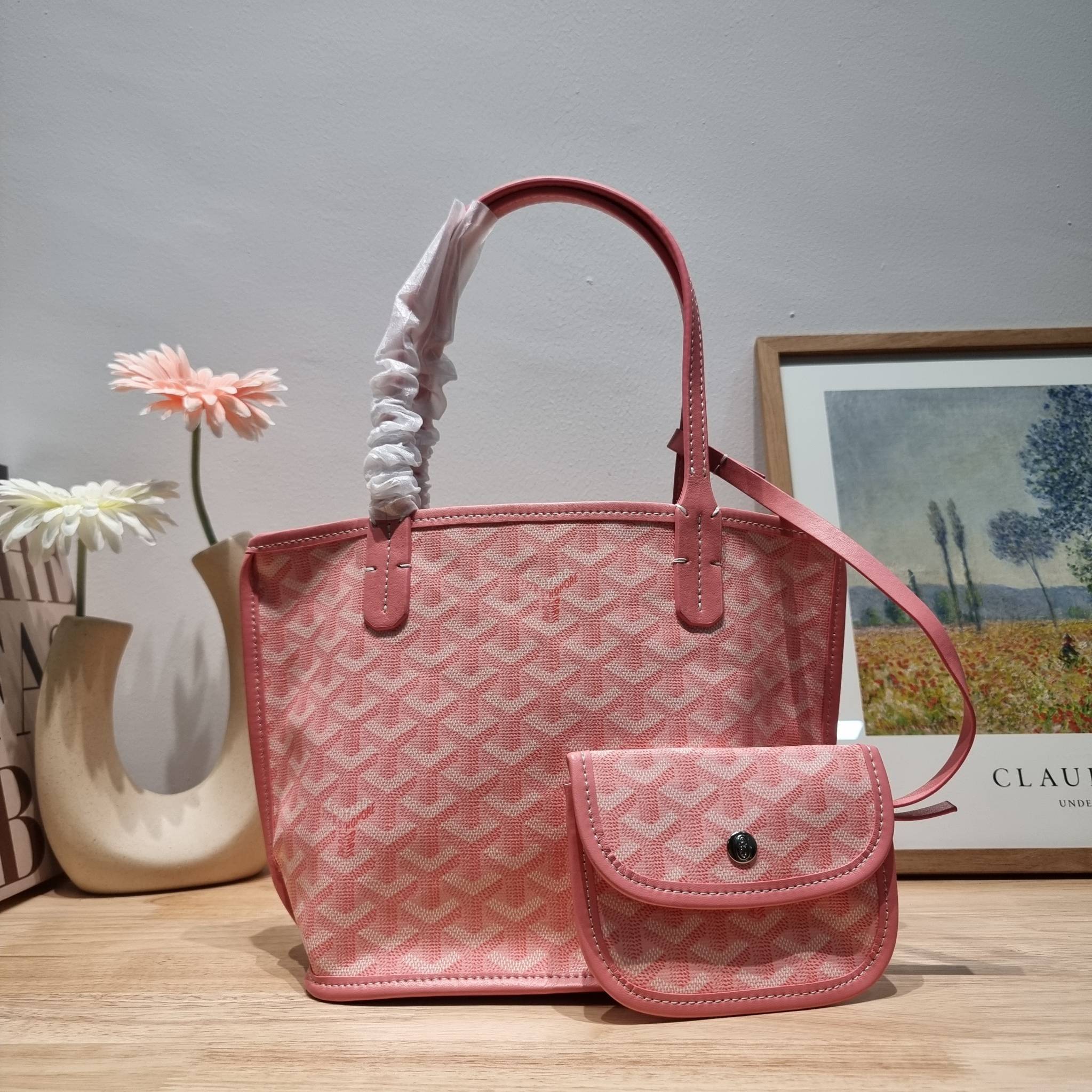 GOYARD MINI ANJOU REVERSIBLE TOTE ฮอตไอเท็ม กับกระเป๋าสะพายทรงโท้ท ไซส์มินิ กะทัดรัดมาก มาครบสีขายดี เลิศทุกสี รูปทรงคลาสสิค ดีไซน์เป็นเอกลักษณ์ ใช้งานได้หลากหลาย สามารถกลับด้านใช้ได้แบบไม่มีเบื่อ