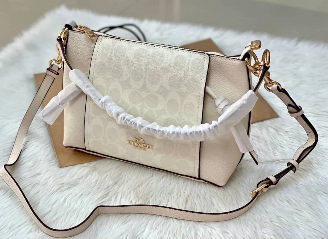 COACH SMALL MARLON SHOULDER BAG ((1600//1597)) 🌈พร้อมส่งที่ไทยอีกครั้ง ตามคำเรียกร้อง ห้ามพลาด! กระเป๋าหิ้ว//คล้องไหล่//สะพายข้างได้ หนังแท้ ทรงสวยมากค่ะ ด้านหน้ามีช่องซิปซ่อนแบบหนังห้อยให้2ช่อง ใส่ของจุกจิกค่ะ เปิดปิดกระเป๋าแบบซิป ภายในกว้างใส่ขอ