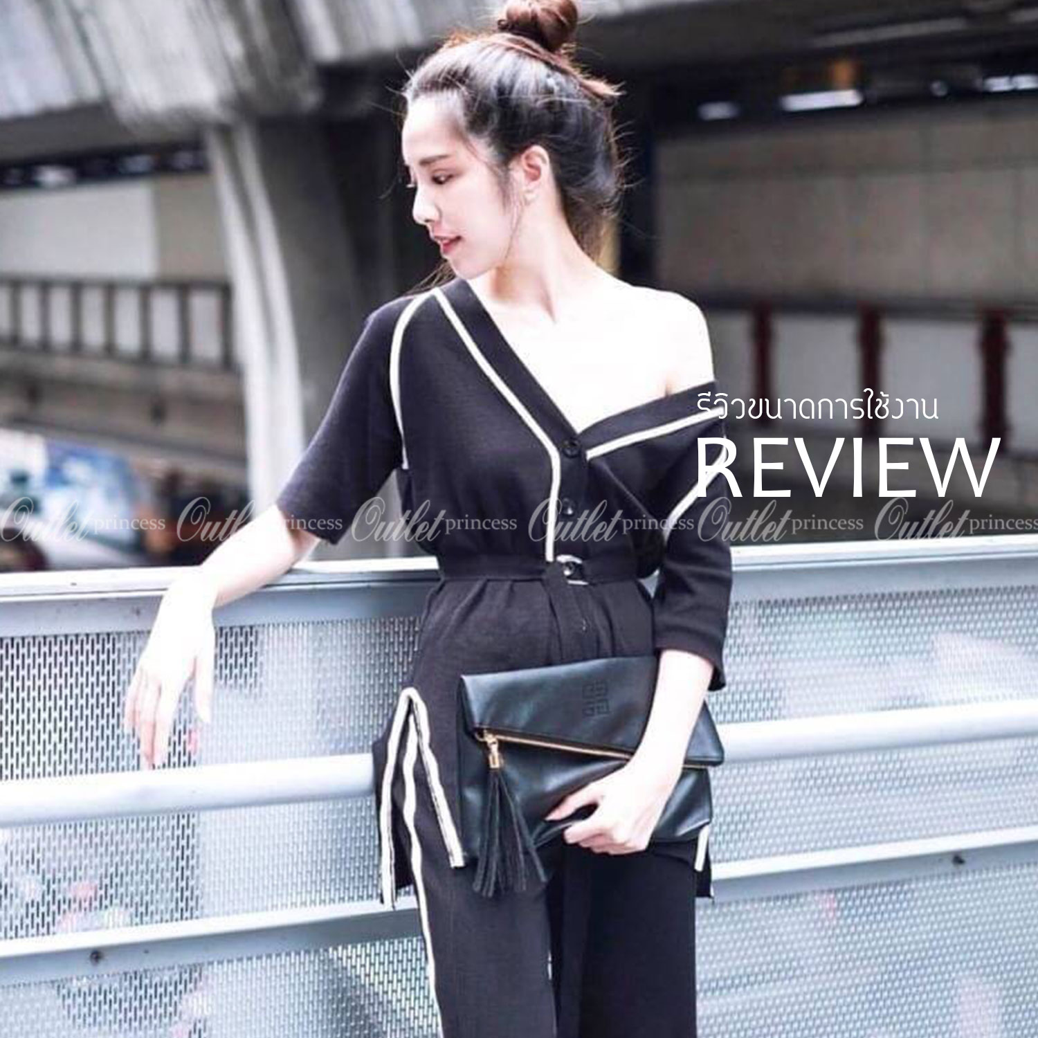 Givenchy Parfums Black Leather Clutch Gift With Purchasd From Givenchy Counter (GWP) กระเป๋าสะพายหนังนิ่มเรียบสีดำเเบบสวยดูดี เปิดปิดด้วยซิปอะไหล่ทอง หัวซิปประดับพู่ ด้านหน้ามีโลโก้ ภายในมีช่องเล็ก รุ่นนี้ใส่ ipad กระเป๋าสตางค์ มือถือ ของจุกจิกได้เยอะ ซับ