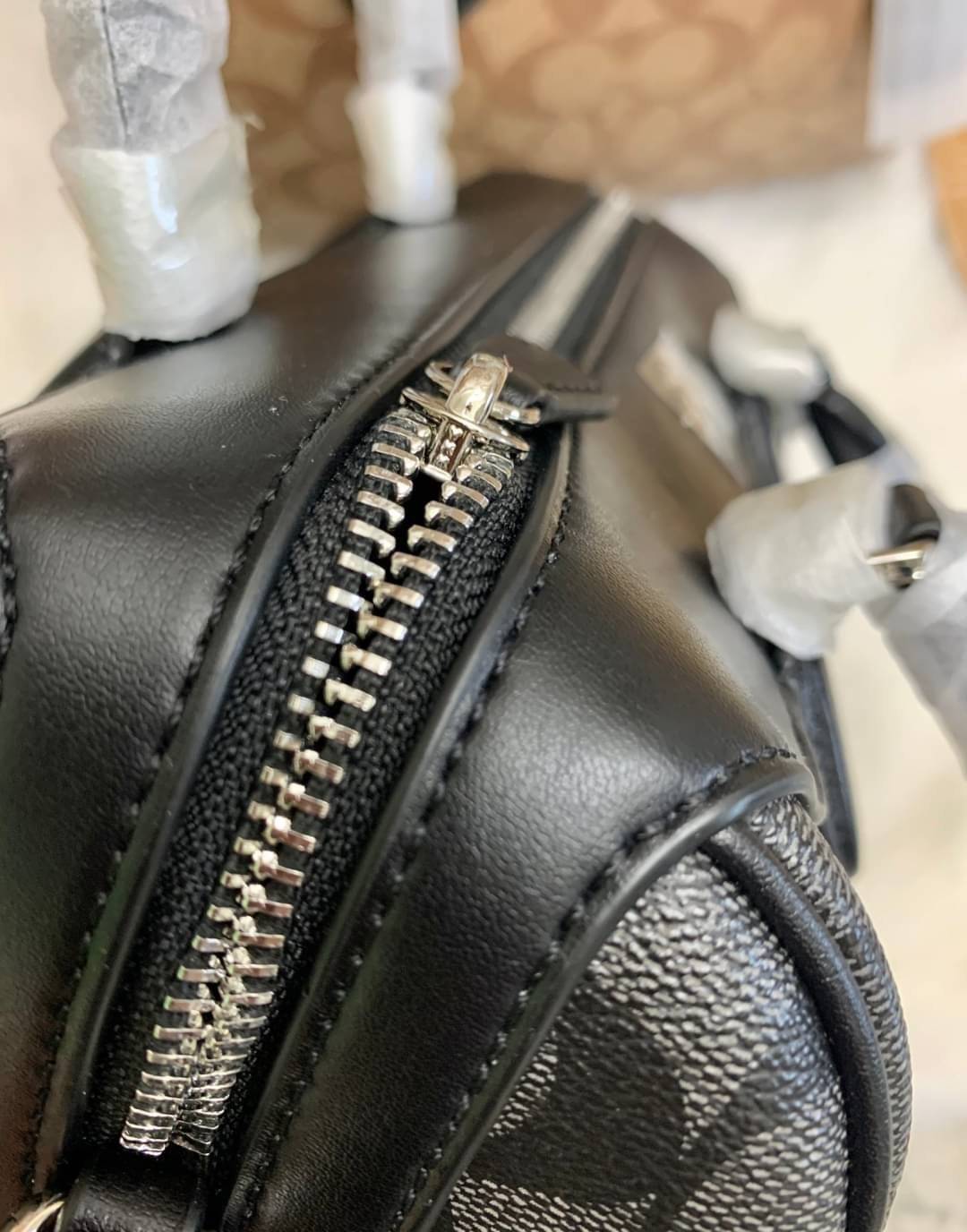 COACH NENNETT SATCHEL BAG((32203)) พร้อมส่งอีกครั้ง ห้ามพลาด! กระเป๋าทรงหมอน ทรงที่สาวๆต้องมีติดตัวไว้สักใบ! หนังแท้นิ่มสวยงาม เปิดปิดกระเป๋าแบบซิป ภายในกว้างสามารถใส่กระเป๋าเงินใบยาวได้ หรือของจำเป็นในชีวิตประจำวันของสาวๆได้หลากหลายเลยค่ะ มีช่องซิปและช่อ