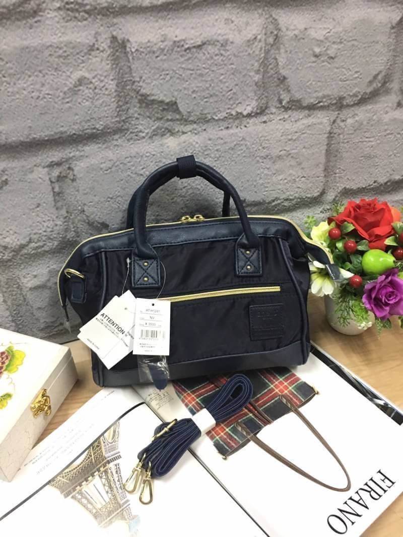 ANELLO NYLON 2 WAY MINI BOSTON BAG 2017 แบรนด์ฮิตติดลมบนในขณะนี้ กับคอลเลคชั่นใหม่เป็นรุ่นทรงShoulder bag วัสดุNYLON สลับกับ Pu น้ำหนักเบา กันน้ำได้ ช่องใหญ่เปิดปิดด้วยซิปคู่ ปากกระเป๋ามีโครงสะดวกใช้ ดูแลรักษาง่าย ตัวจริงน่าใช้ทุกสีเลยคะ เป็นรุ่นใหม่อีกรุ