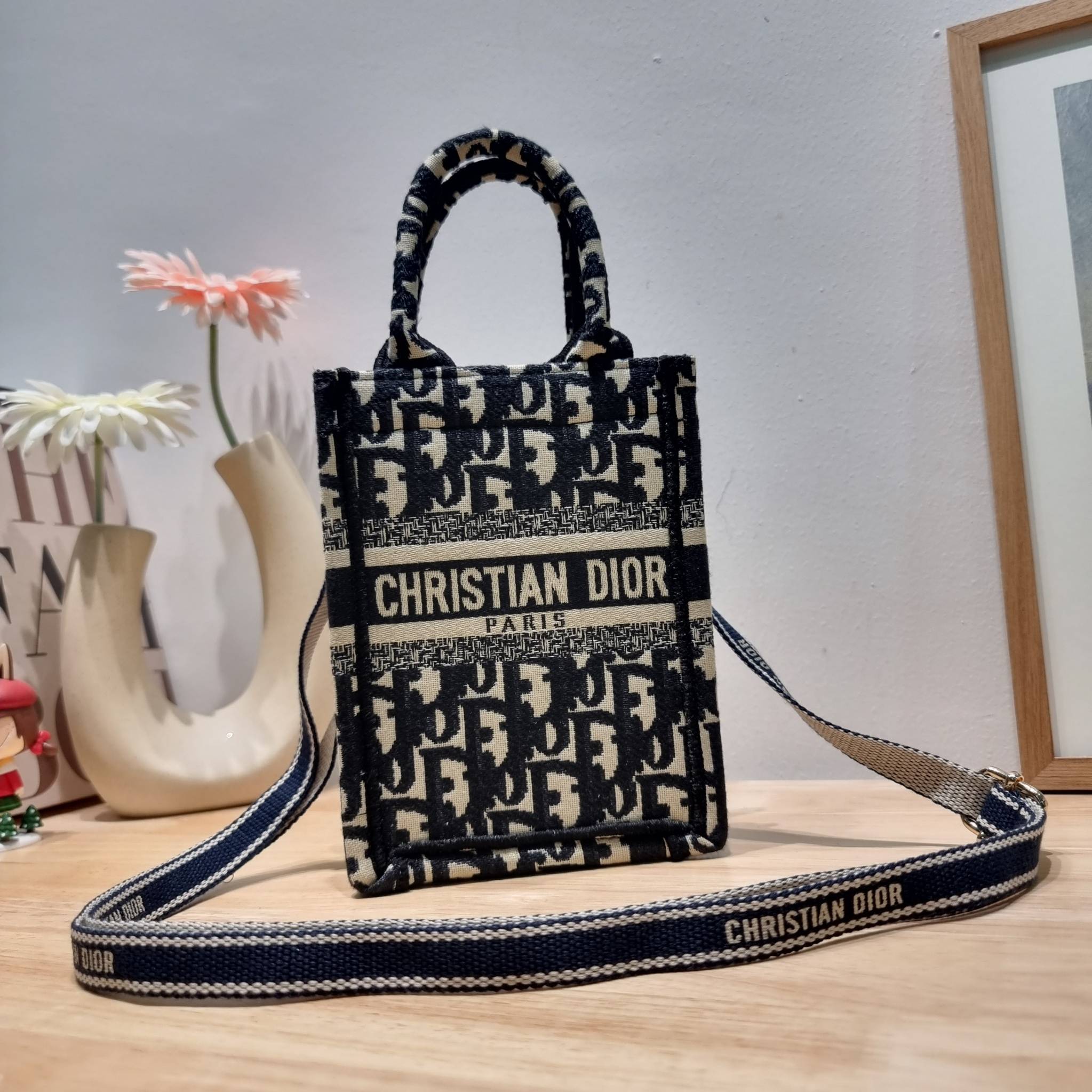 Dior mini book tote phone bag / CD MINI SHOPPING BAG น้องคนสวย ไซส์มินิ ขนาดเล็กน่ารัก น่าใช้มากกกก!! ดีไซน์คลาสสิควินเทจ สวยหรู