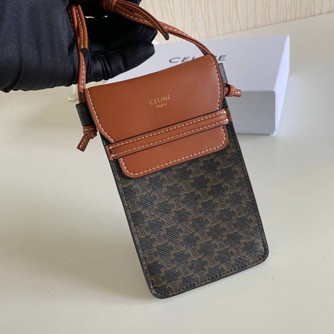 VIP 】พร้อมส่งที่ไทย!! CELINE Phone Pouch With Flap In Triomphe Canvas And Lambskin