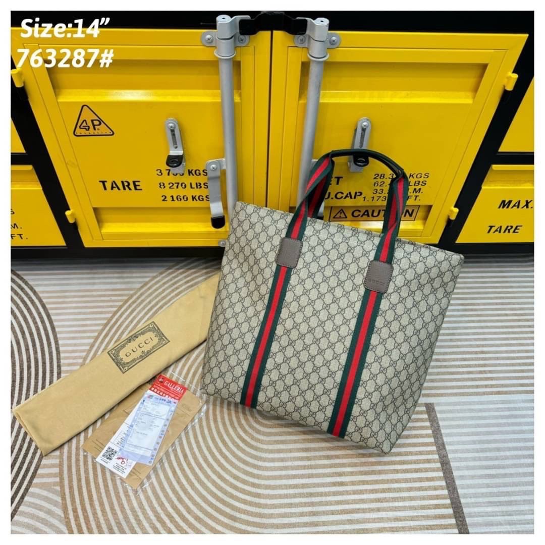 GUCCI GG Tender medium tote bag กระเป๋าทรงโท้ทสุดคลาสสิค เพิ่มกลิ่นอายความโมเดิร์นให้กับดีไซน์แถบสีเขียวแดง สวยเด่นเป็นเอกลักษณ์ใช้ได้บ่อยไม่มีเบื่อ