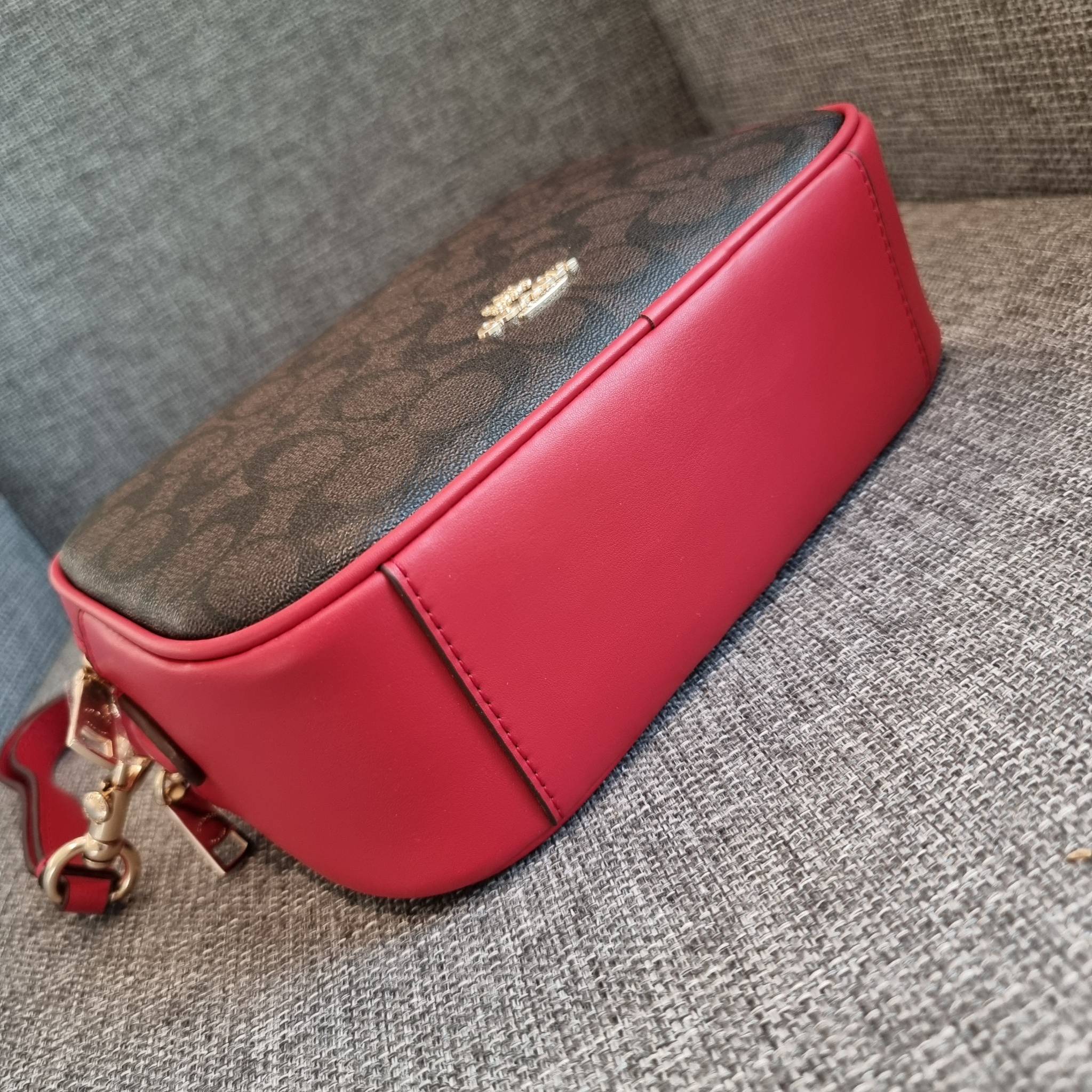 OUTLET 】COACH F68168 JES CROSSBODY IN SIGNATURE CANVAS รุ่นยอดฮิต!! กระเป๋าสะพายข้าง รุ่น 2 ซิป ใบใหญ่จุใจ สีคลาสสิคขายดี!! วัสดุหนังแคนวาสเคลือบลาย เปิด-ปิดด้วยซิป 2 ช่องหลัก ใช้งานง่าย ทรงสวยมากๆรุ่นนี้ มาพร้อมสายสะพาย crossbody ปรับได้ตามตัว ภายในใส่ขอ