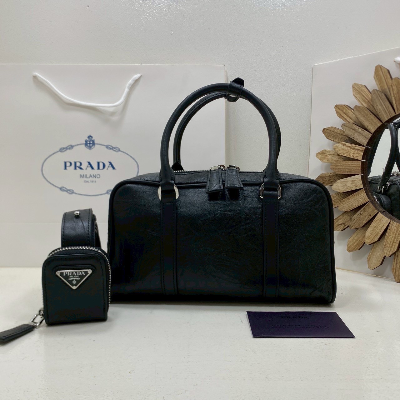 ORI หนังแท้ | Prada Antique nappa leather multi-pocket top-handle bag กระเป๋าสะพายทรง keepall มีช่องซิปด้านหน้าพร้อมหูจับ งานหนังยับดีไซน์เอฟเฟกต์เท็กซ์เจอร์ที่มีเสน่ห์สไตล์วินเทจ