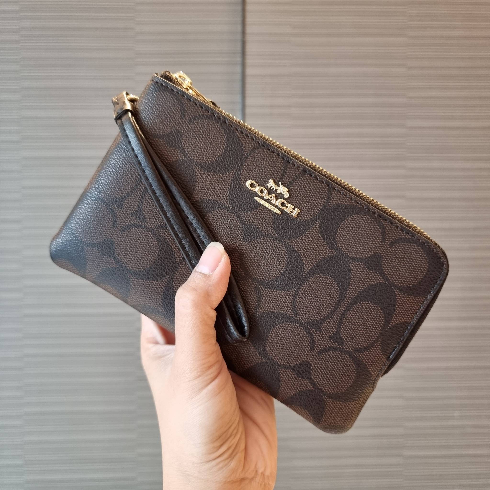 COACH F87591 DOUBLE CORNER ZIP WALLET IN SIGNATURE COATED CANVAS คล้องมือรุ่น 2 ซิป!! มาแล้วจ้า 🌟🤗 ไซส์นี้คือเหมาะมือจริงๆ พกง่ายเช่นเคย ไม่ต้องกังวลว่าจะเกะกะหรือกินพื้นที่กระเป๋าหลัก วัสดุหนังแคนวาสเคลือบลาย มีช่องหลักแยก 2 ช่อง ภายในบุผ