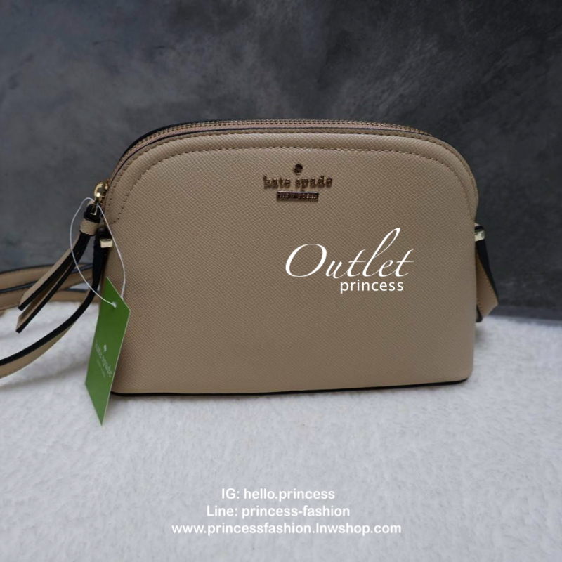 Katespade Crossbody Bag ด้านหน้าติดโลหะชื่อแบรนด์อะไหล่สีทอง เปิดปิดด้วยช่องซิป ด้านในเป็นช่องใส่สิ่งของ และมีป้ายหนังปั๊มโลโก้แบรนด์ ผ้าบุเป็นลายแบรนด์อีกด้วย รุ่นนี้มาพร้อมสายสะพายยาวปรับระดับได้ ทรงนี้สะพายกี่ทีก้อไม่มี out นะจ้ะสาวๆ