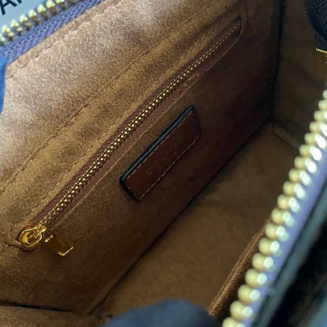 CELINE Tote Bag / Celine Mini Vertical Cabas In Triomphe Canvas And Calfskin With Celine Print Tan พร้อมส่งที่ไทย!! ที่นี่ที่เดียว สวยน่ารักมากๆ ใช้งานดี ถือได้ สะพายได้ กระเป๋ารุ่นโท้ทที่ถามกันเยอะมาก บอกเลยน่ารักสุดๆ สายสะพายมีมาให้สองสาย สายหนัง สายเชื