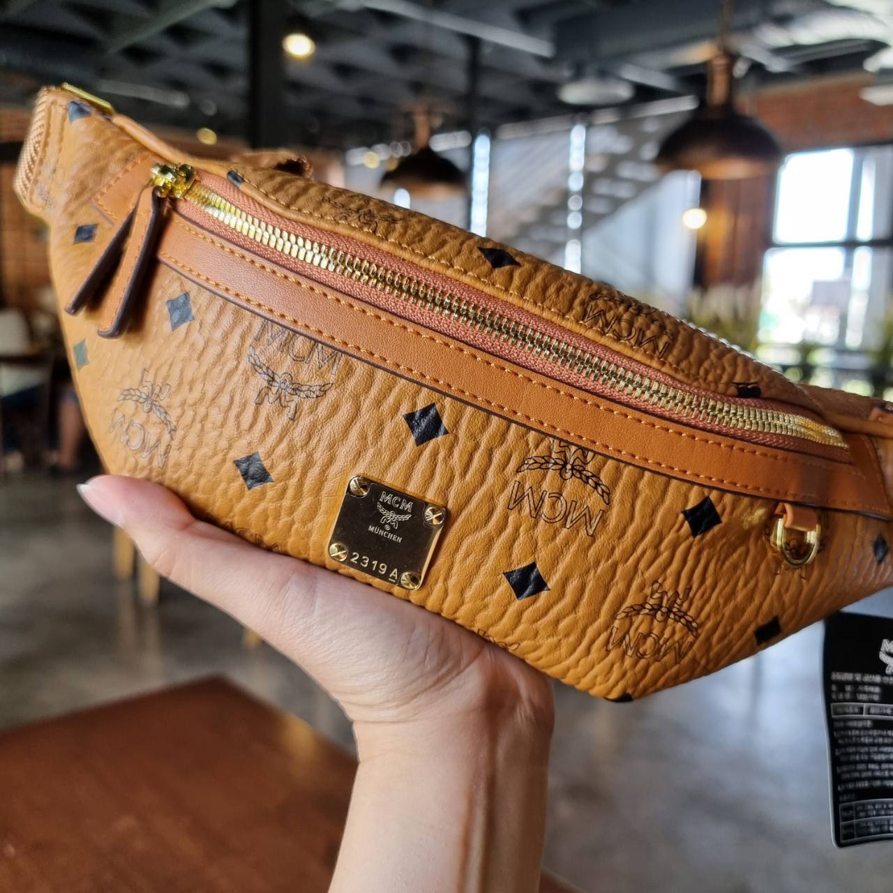 M.C.M SMALL FURSTEN BELT BAG IN VISETOS กระเป๋าคาดอกยอดฮิตอีกหนึ่งดีไซน์ ที่หนุ่มๆสาวๆใช้ได้ไม่มีเบื่อ รุ่นขายดีตลอดกาล ลายวิเซโต้เอกลักษณ์ ทั้งสปอร์ตและดูหรูในตัว ใช้งานง่ายด้วยไซส์ที่กะทัดรัด วัสดุหนังแคนวาสคุณภาพดี ภายในเป็นช่องโล่ง ใช