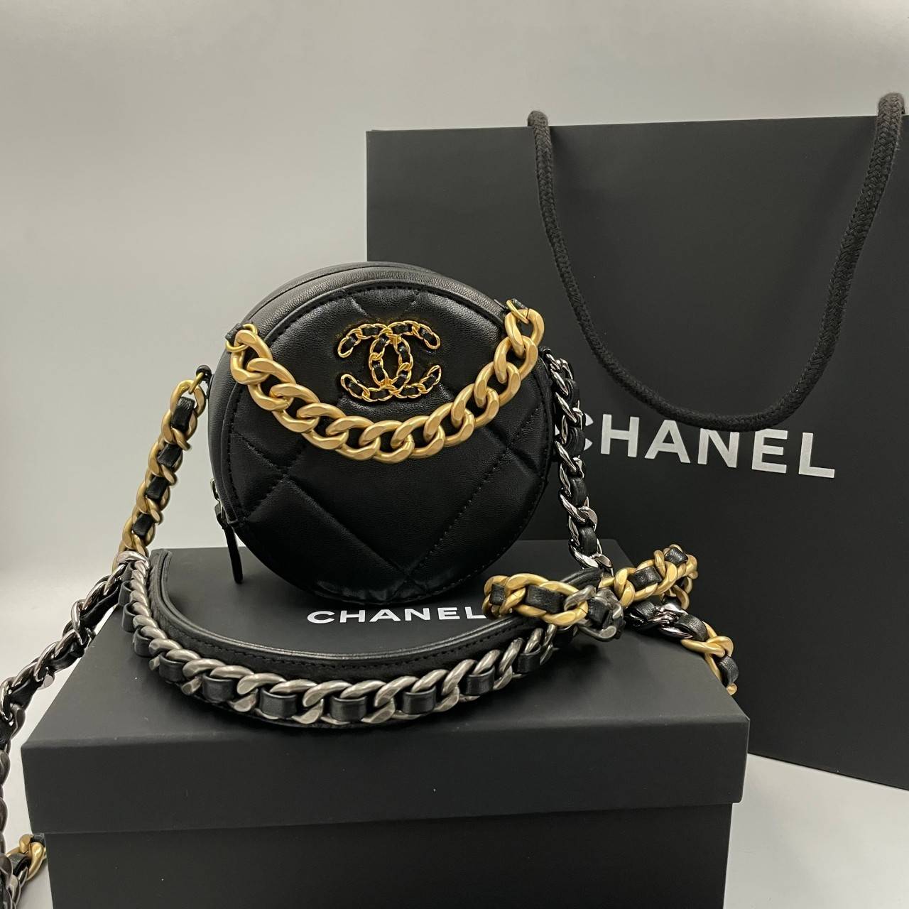 พรีเมี่ยมกิ๊ฟแท้ 100% 】CHANEL CLASSIC CLUTCH CHAIN BAG (GWP) รุ่นนี้มีความพิเศษไฮคลาสมากๆ หนังแท้ สายโซ่เงินทองสลับสี งานสวยเนี๊ยบมากๆ หนังมีความวาวเมทัลลิกทุกสี ให้สัมผัสดีน่ามอง หรูหราระดับเวิลคลาสมากค่ะ เป็นรุ่น World Class for Member Gift คุณภาพเกินรา