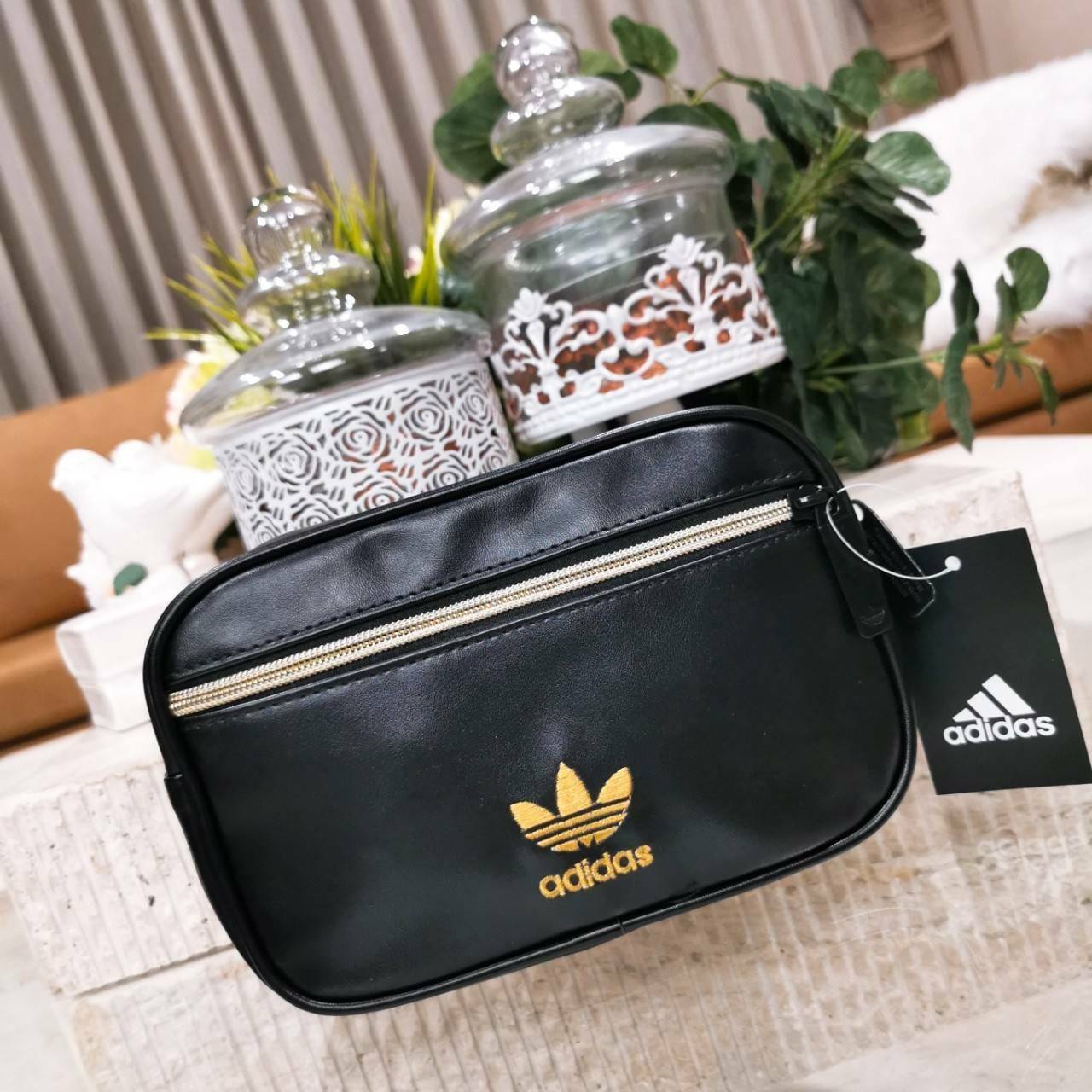 Adidas Factory Mini Waist Bag กระเป๋าสะพายสไตล์สปอร์ตแบบคาดเอวหรือคาดอกดีไซน์สุดฮิตใช้ได้ทั้งชายและหญิง วัสดุหนังเรียบแบบนิ่มกันน้ำอยู่ทรงทำความสะอาดง่าย ขนาดกำลังดี น้ำหนักเบา ด้านหน้ามีโลโก้แบรนด์ เปิดปิดด้วยซิปสะดวกใช้ หัวซิปปั้มแบรนด์สายสะพายเลื่อนปรั