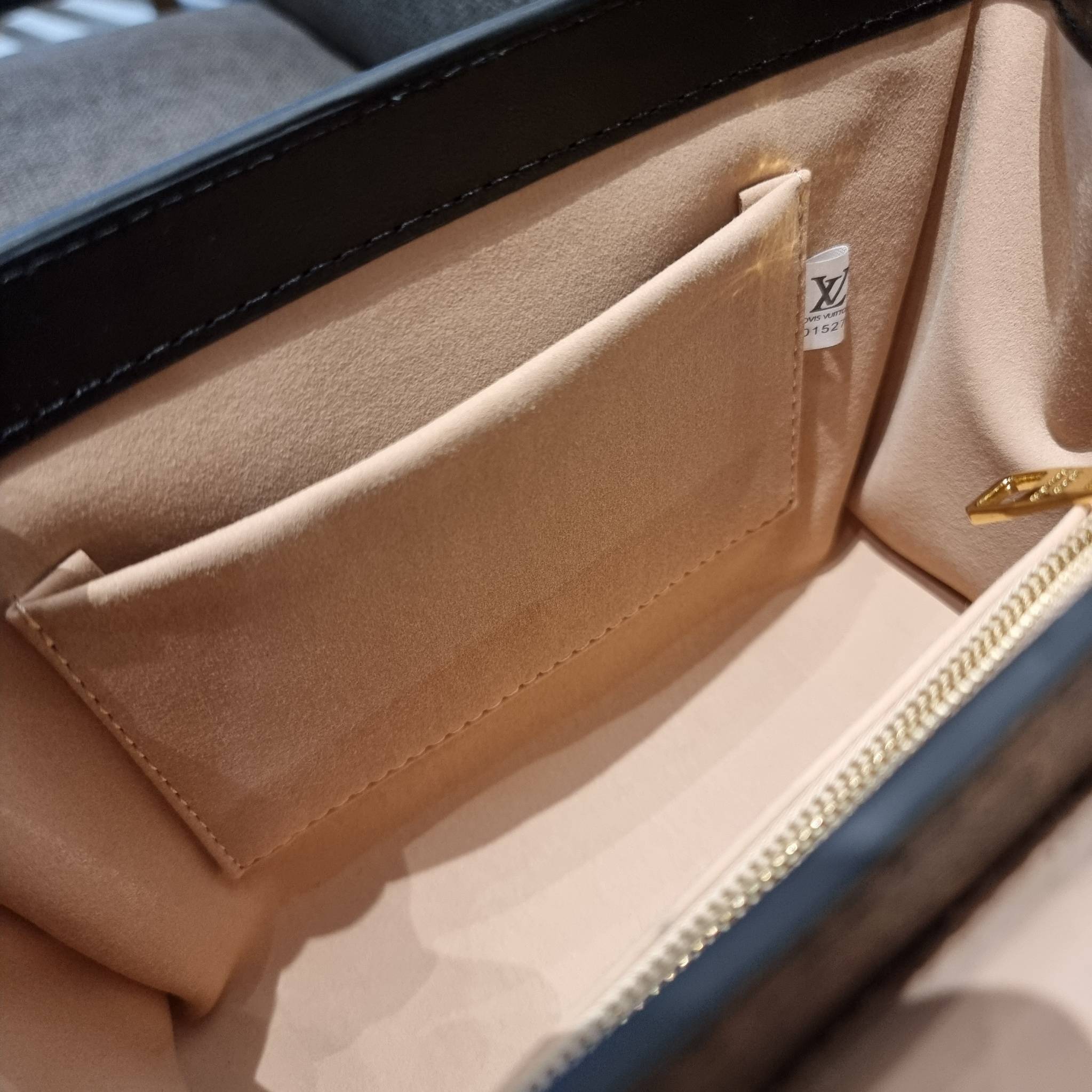 ใหม่ล่าสุดจาก LV monogram vintage box bag มาพร้อม box set สุดหรูรุ่นนี้ดีเทลยอดเยี่ยม เก็บรายละเอียดได้ดีและโดดเด่น ถือแล้วผู้ดีมาก!! วัสดุหนังแคนวาสสลับหนังแท้ เปิด-ปิดด้วยตัวบีบล็อค แน่นหนา ภายในโล่งกว้าง เลิศตรงที่เก็บทรง ขยายทรงด้านข้างได้ คอนโทรลด้วย