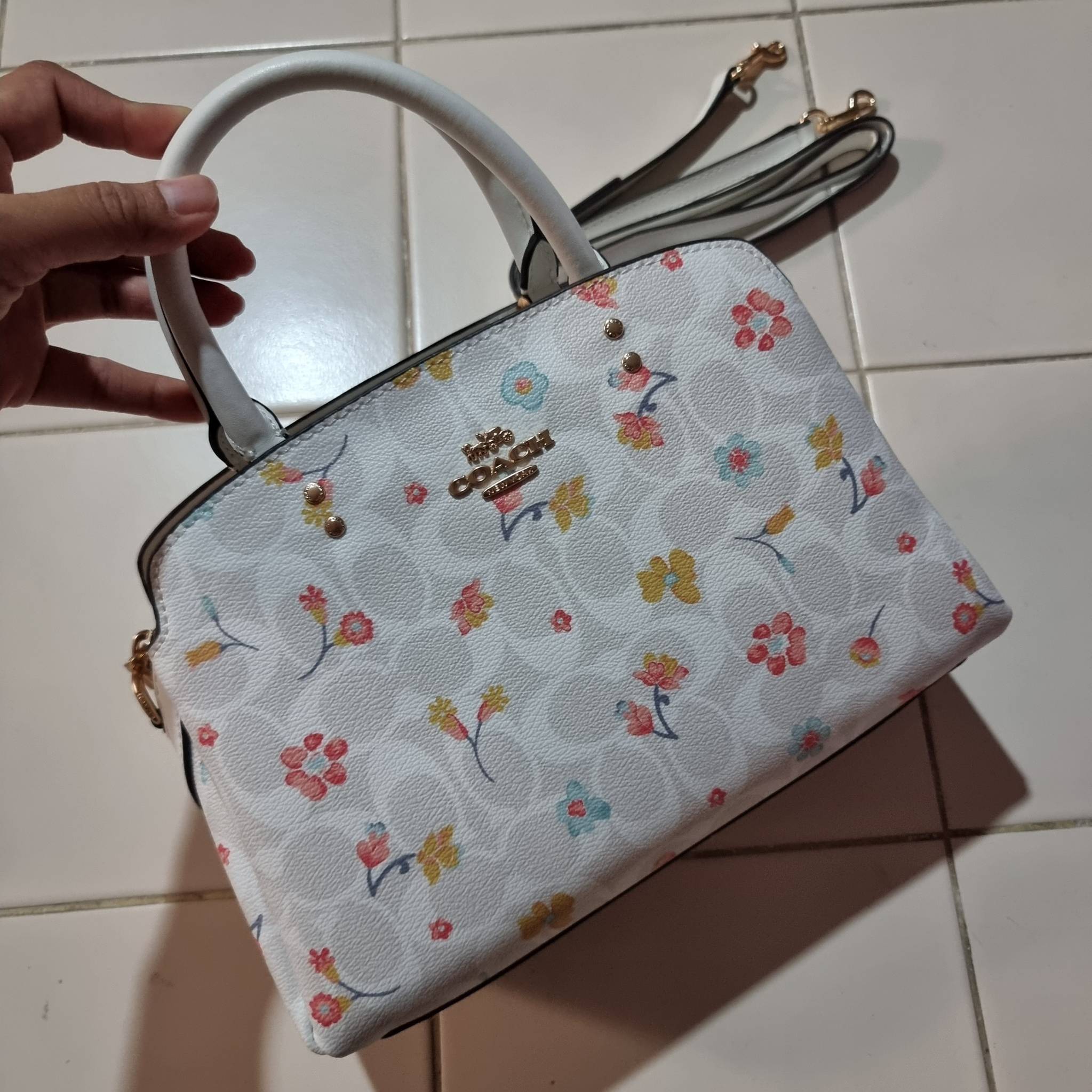 COACH C8340 MINI LILLIE CARRYALL IN SIGNATURE CANVAS WITH MYSTICAL FLORAL PRINT สีใหม่ล่าสุด กับรุ่นที่สุดของความขายดี คอลยอดฮิตในลวดลายสุดชิค กระเป๋าสะพายทรงสวย ที่ดีไซน์ออกมาให้ใช้งานง่าย สะดวก สวย หรู ดูดี!! วัสดุหนังแคนวาสเคลือบลาย มาพร้อมสายสะพายข้าง
