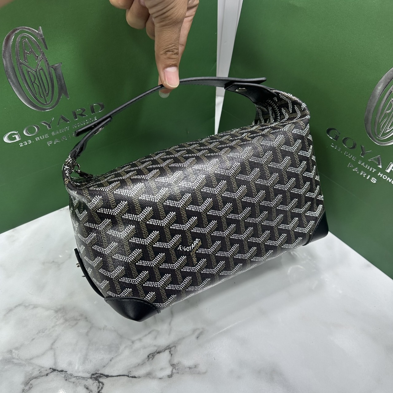 ORI หนังแท้ | Goyard Bowling 25 Toiletry Bag / Goyard Pouch กระเป๋าทรงพอช พร้อมสายถือจับถนัดมือใช้งานง่ายกะทัดรัด ตอบโจทย์ความเรียบง่ายแต่คลาสสิก ใช้ได้ทั้งชายหญิง หรูหรา ติดแกรมที่สุด เป็นรุ่นตามหา ที่ตอนนี้มีพร้อมส่งแล้วค่า