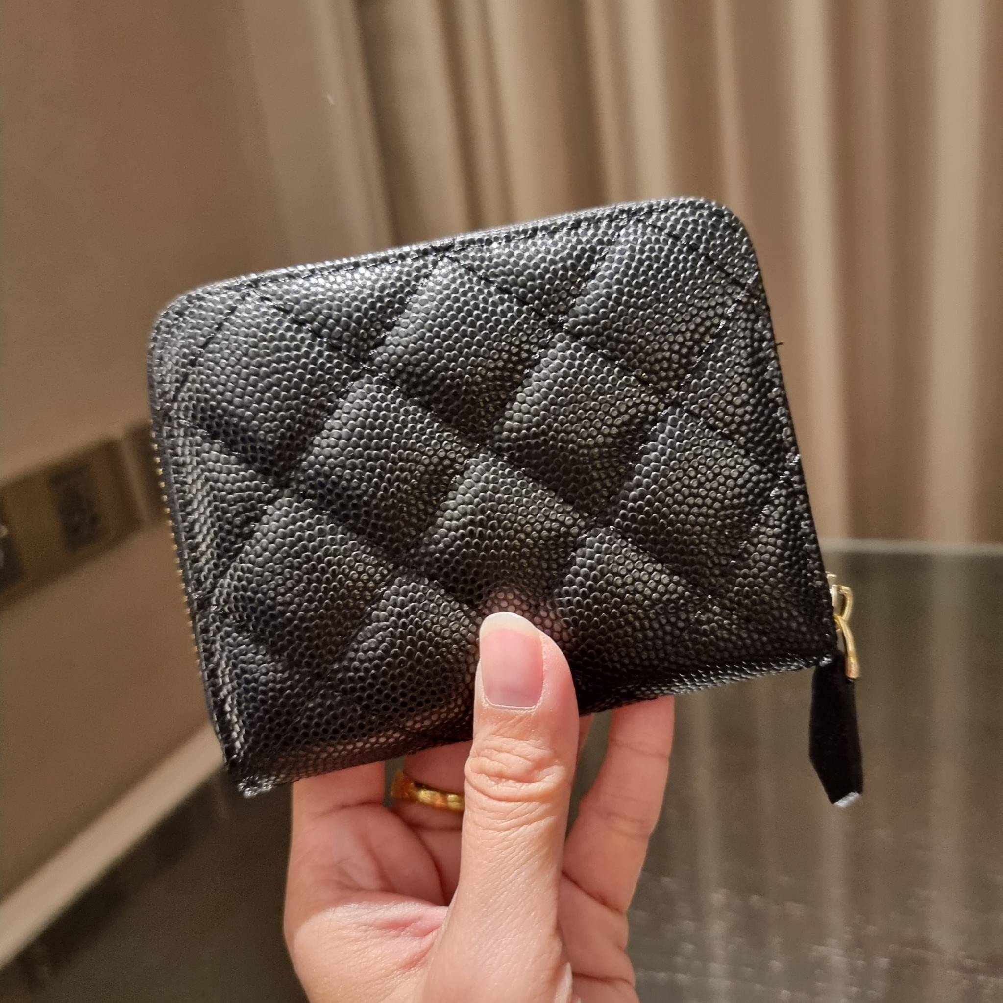 กระเป๋าสตางค์ใบสั้นรุ่นซิปรอบ จาก Chanel เรียบหรู ดูไฮน์ วัสดุหนังสังเคราะห์ลายคาร์เวีย ด้านในเป็นหนังซาฟเฟียโน่ เปิด-ปิดด้วยซิป รูดใช้งานง่าย ภายในกระเป๋ามีช่องใส่บัตร ใส่ธนบัตรได้ (แบบพับ) ดีไซน์เรียบหรูตามสไตล์ ใช้แล้วเฮง ใช้แล้วรวย จัดเลยจ้าา 🥰