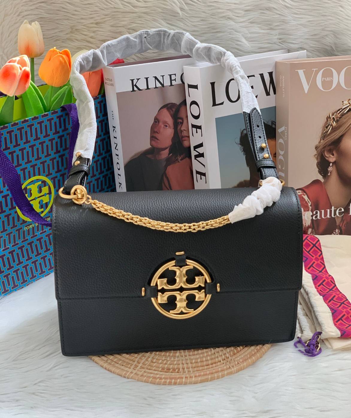 สวยจริงไม่จกตาจ้าา😘 TORY BURCH MILLER SHOULDER BAG BRAIDED STRAP LARGE ((81668)) พร้อมส่งที่ไทย! กระเป๋าหิ้วและสะพายไหล่ได้ในตัว หนังแท้ลายหนังสวยมากๆค่ะ ด้านหน้ามีอะไหล่โลโกแบรนด์ หรู สะพุดตาทีเดียว เปิดปิดกระเป๋าแบบฝาปิด ภายในมีช่องหลักใส่ของ2ช่
