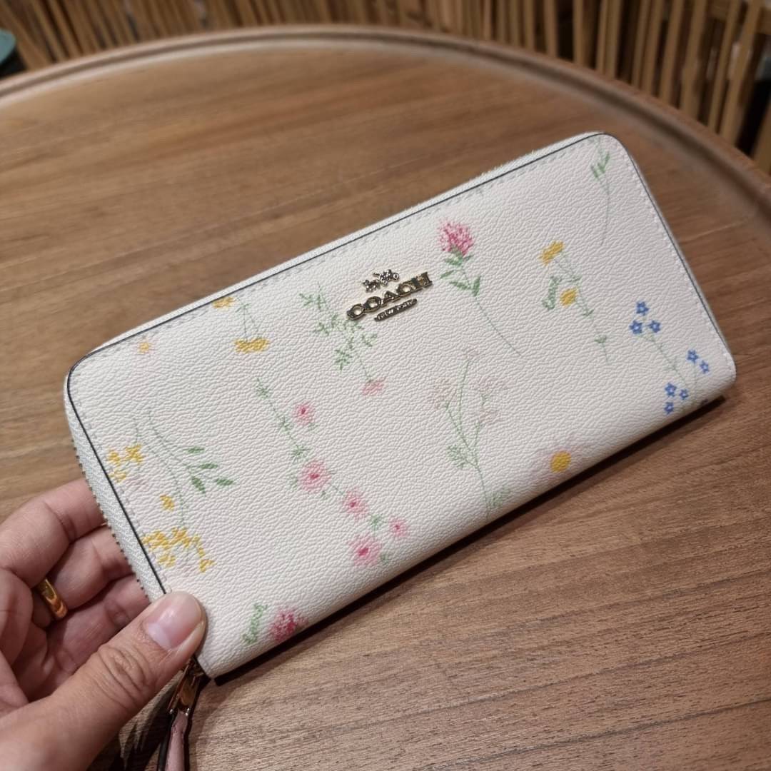 COACH ACCORDION ZIP WALLET IN SIGNATURE CANVAS WITH DAISY BUNDLE / MEADOW PRAIRIE / SPACED WILDFLOWER / DAISY BUNDLE PRINT C0033/F31778/69832 กระเป๋าสตางค์ใบยาว ลวดลายน่ารักน่าใช้มากๆ พื้นเป็นลายซีเอกลักษณ์ วัสดุหนังแคนวาสเคลือบลาย เปิด-ปิดด้วยซิปรอบ ใส่ม