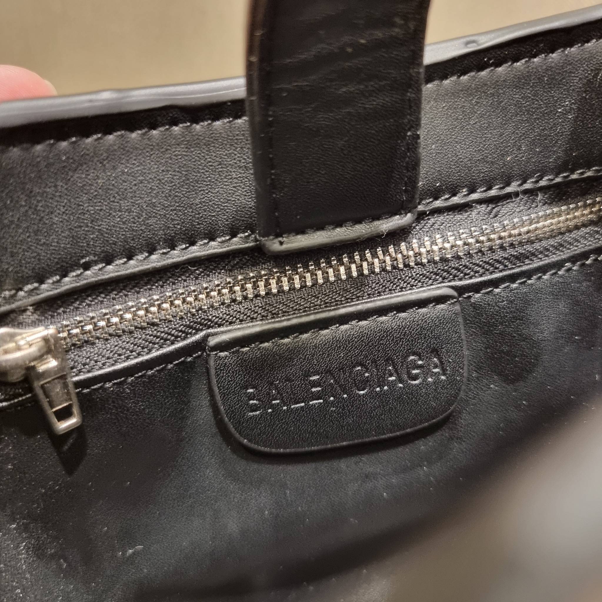 Balenciaga XX small leather shoulder bag กระเป๋าสะพายดีไซน์สวยเลิศ!! ไม่ซ้ำ เอกลักษณ์ที่โดดเด่นด้วยรูปทรง และขนาดที่กำลังเหมาะใช้งาน พร้อมดีไปหมด!! วัสดุสังเคราห์เรียบหรู ปากกระเป๋ามีแถบแม่เหล็กคาดกันของหล่นได้ ภายในกระเป๋าเป็นช่องโล่ง มีช่องซิป และช่องย่