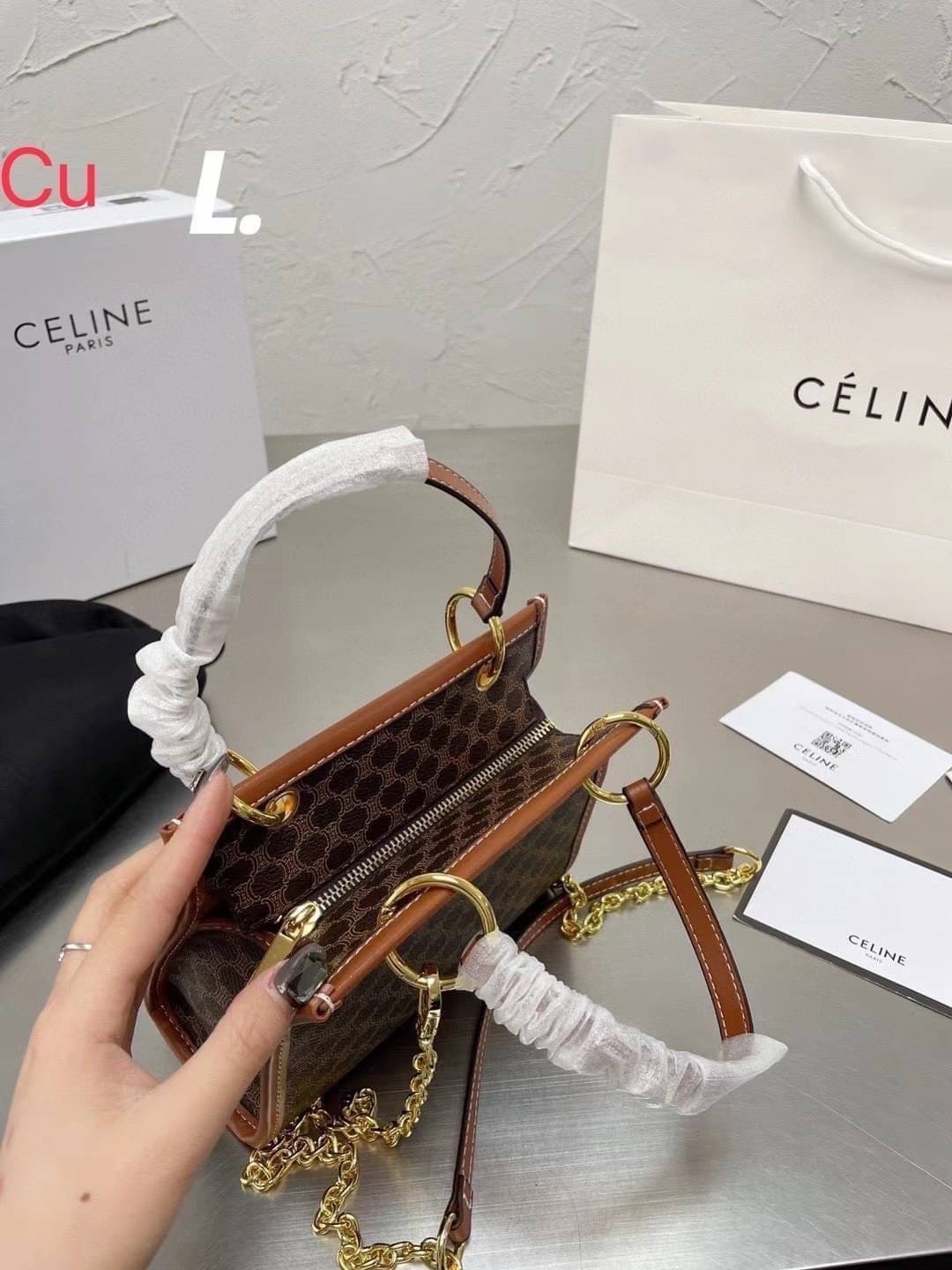 CELINE VINTAGE TOTE BAG / CELINE Macadam tote bag กระเป๋าโท้ทสไตล์วินเทจไซส์เล็ก ขนาดกำลังสวย พกพาง่าย ใหม่ล่าสุด ที่ใช้สามารถใช้ได้ทั้งหนุ่มๆและสาวๆ รูปทรงคลาสสิค