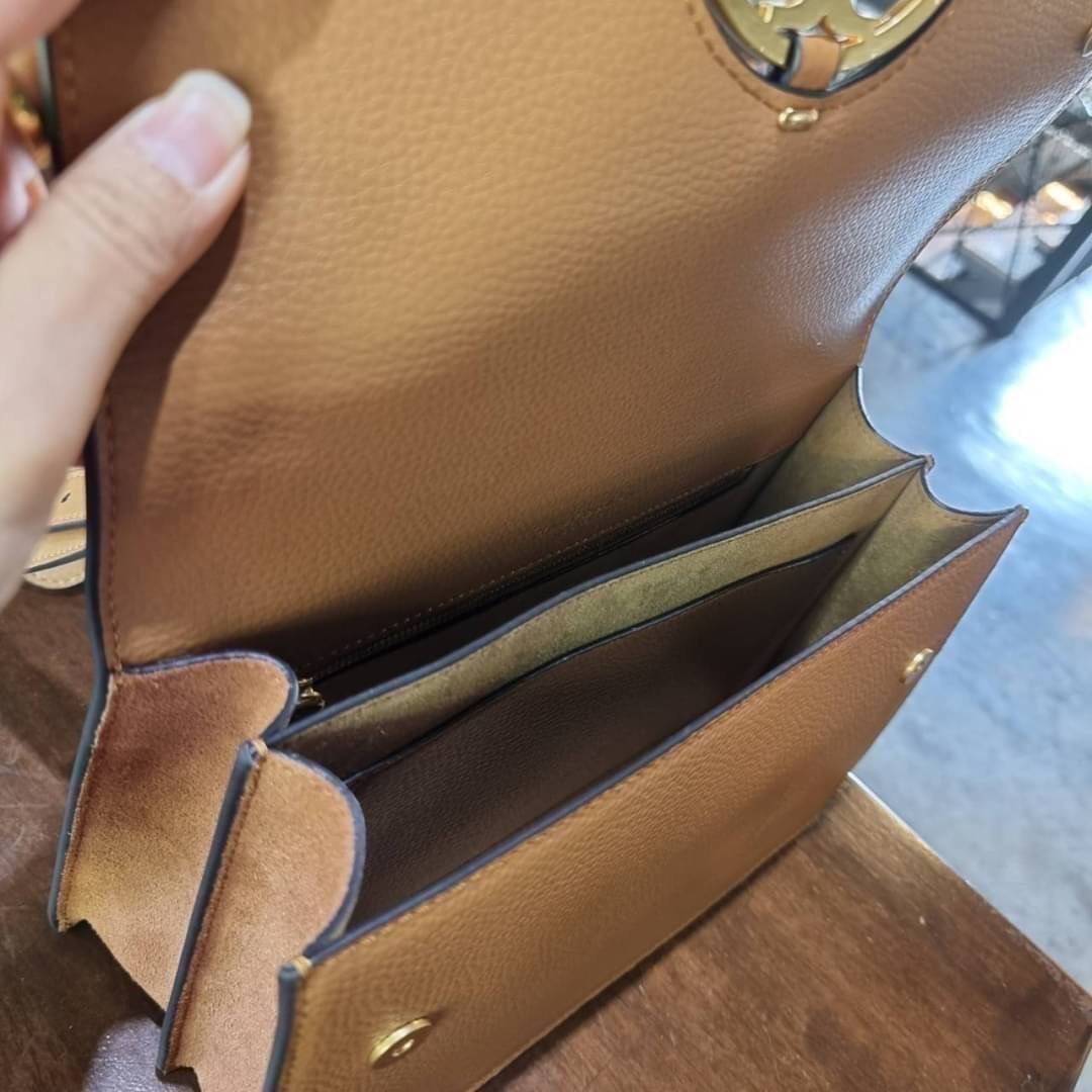 TORY BURCH MILLER SHOULDER BAG รุ่นยอดนิยม รุ่นหายาก รุ่นที่สาวๆตามหา ใบนี้เลย!! สวยหรู ผู้ดีทุกสี กระเป๋าสะพายไหล่ ดีไซน์อยู่ทรง คลาสสิคแฝงความหรูด้วยโลโก้สีทองอร่ามโดดเด่น วัสดุหนัง pepble สลับหนังวัวแท้ เปิด-ปิดด้วยกระดุมแม่เหล็ก ภายในโล่งกว้างมาก แบ่ง