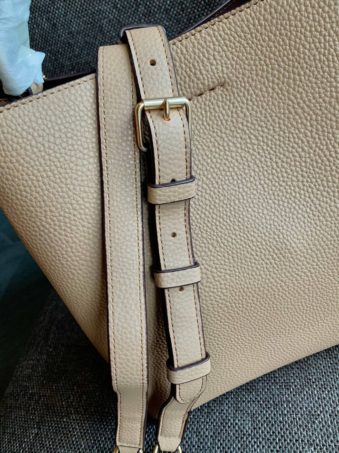 ถังใหญ่พร้อมส่งแล้วค่าา ห้ามพลาด❗️ COACH TOWN BUCKET BAG((91122)) 📣พร้อมส่ง ไซด์ที่สาวๆรอคอยค่ะ! ✔️กระเป๋าทรงถังใบใหญ่ สุดฮิตอีกรุ่นที่สาวๆต้องมีติดตัว ✔️หนังแท้ หนังจริงสวยมาก นิ่มมือดีด้วยนะคะ