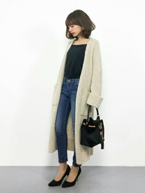 CHARLES & KEITH TEXTURE CHAIN DETAIL HANDBAG กระเป๋าทรงขนมจีบอวัสดุหนังกำมะหยี่ ขนาดกำลังดี อะไหล่สีทอง ประดับด้วยพู่ด้านหน้า ภายในโล่งกว้าง ใส่กระเป๋าสตางค์ยาวได้ มีหูหิ้ว สายสะพายยาวปรับ/ ถอดได้ ฐานกระเป๋าแข็งมีหมุดรองฐาน 4 มุม สวยทุกสีค่ะ